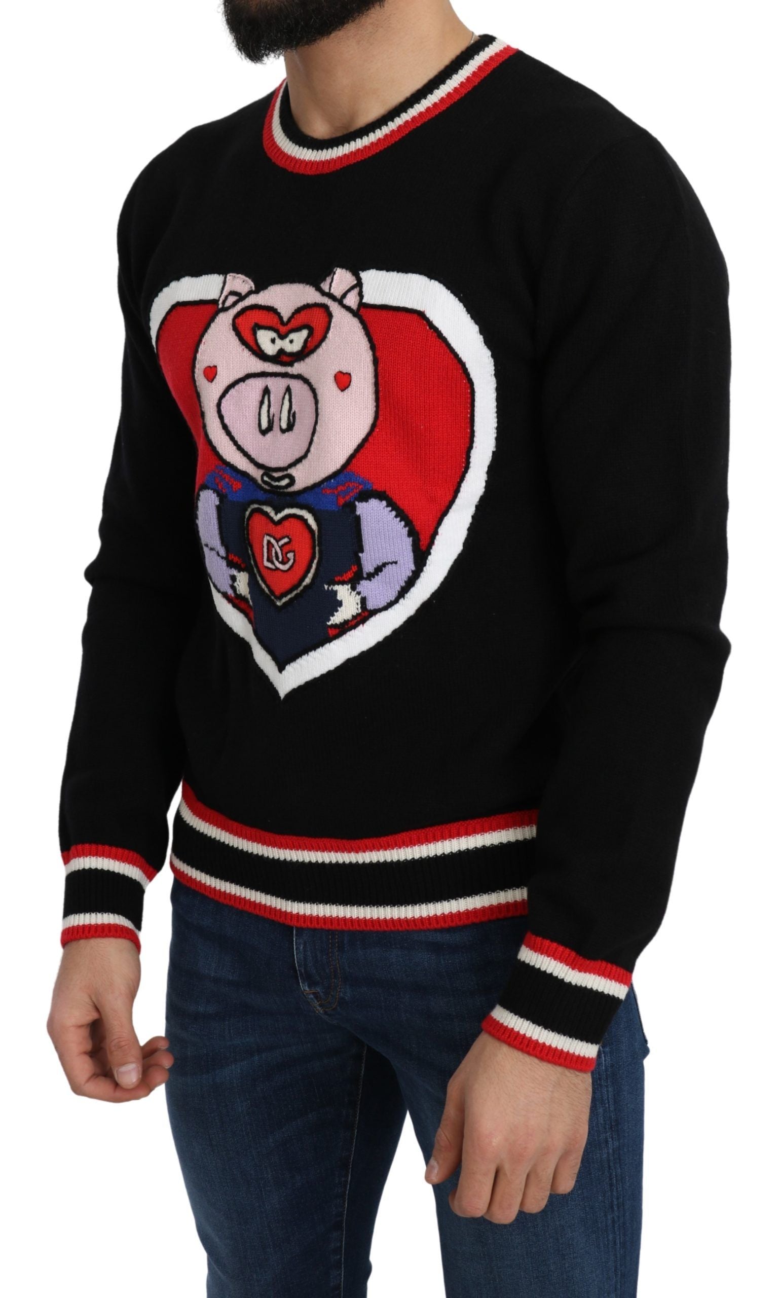 Pull Dolce & Gabbana en cachemire noir avec un motif de cochon de l'année, doux et élégant, vue de face.