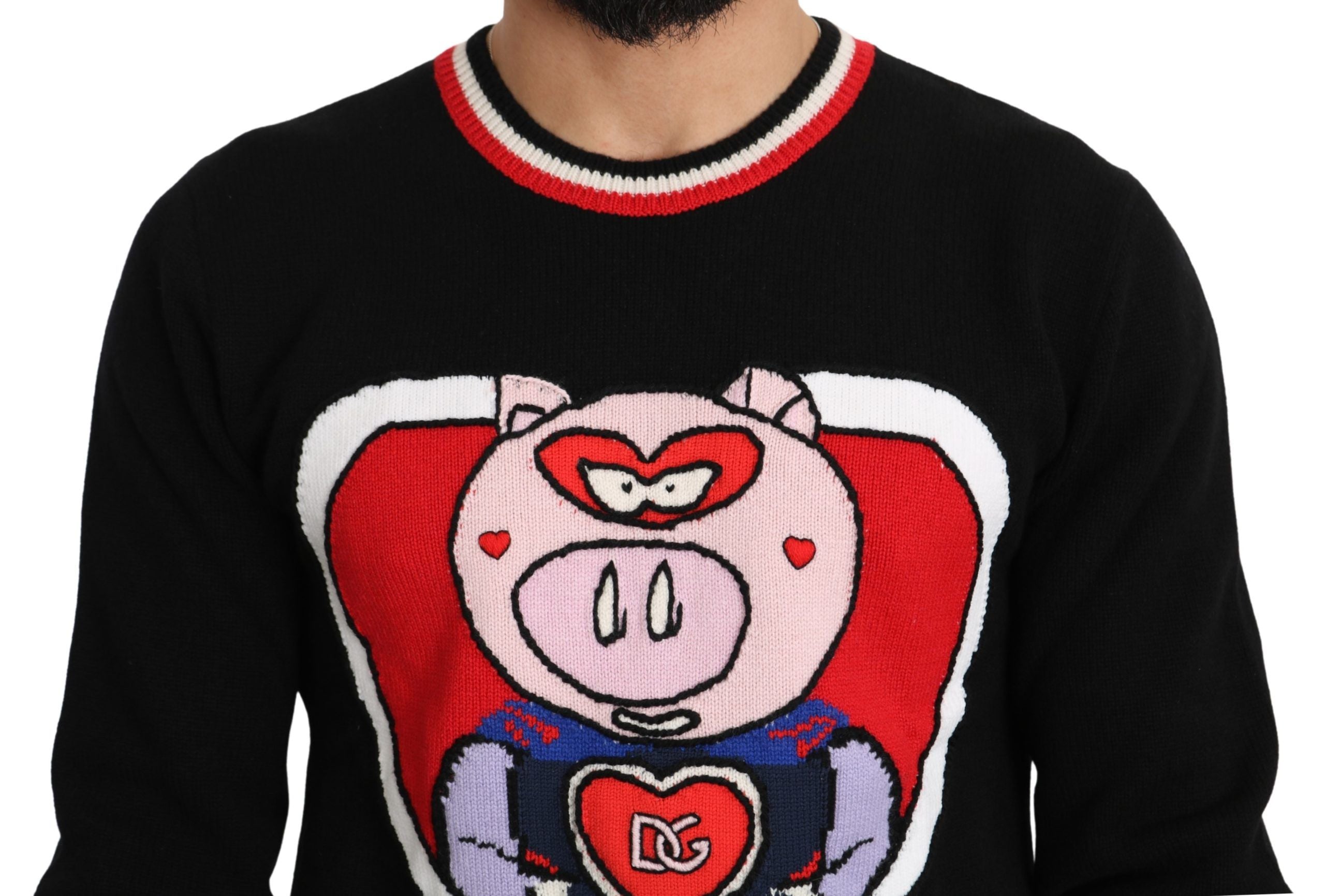 Pull Dolce & Gabbana en cachemire noir avec motif de cochon de l'année, doux et élégant, visible sur le mannequin.