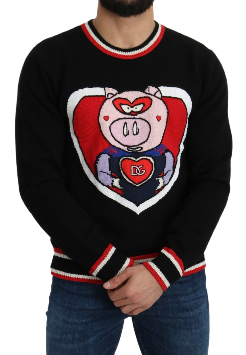 Pull Dolce & Gabbana en cachemire noir avec motif de cochon, doux et élégant, porté sur un mannequin.
