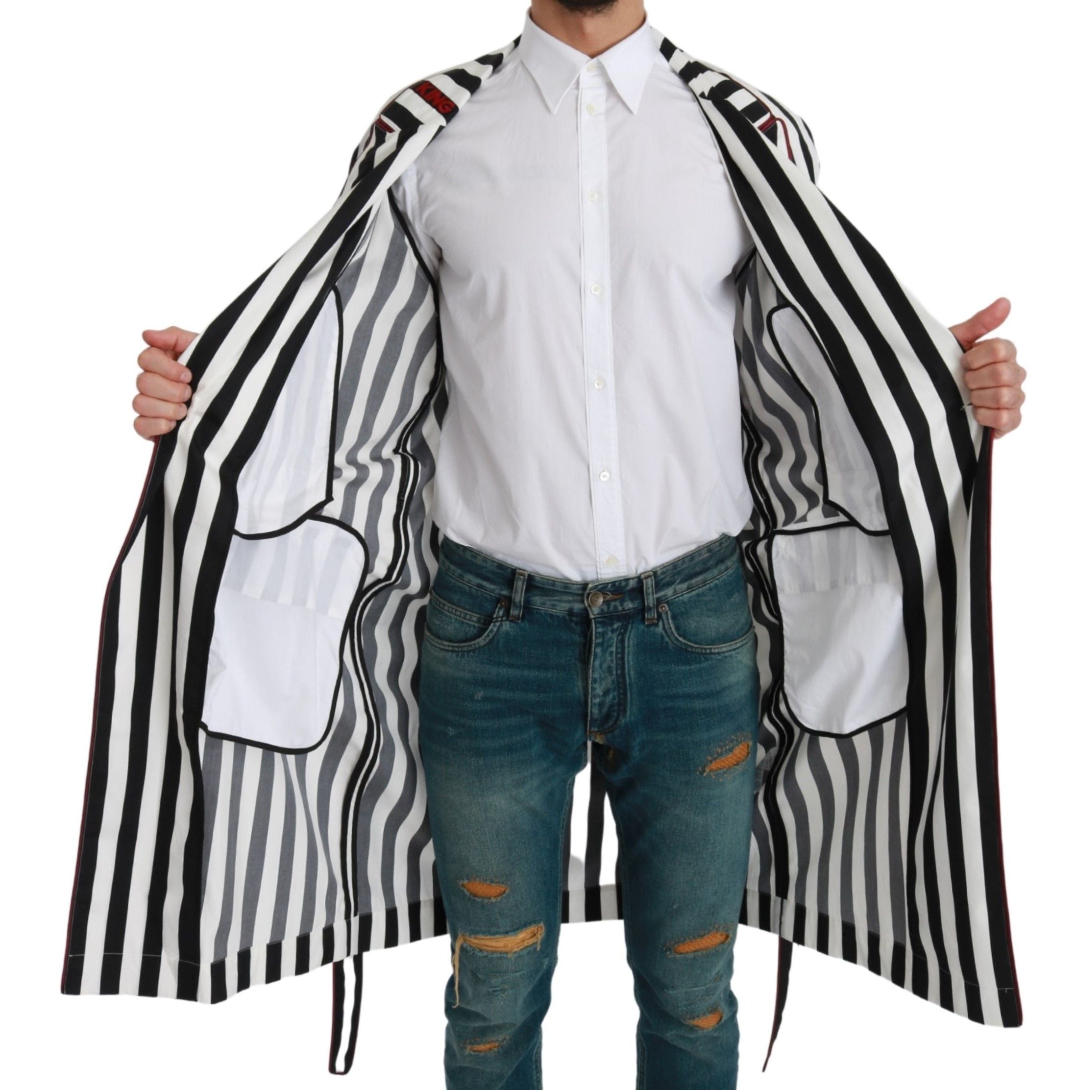 Robe de nuit en coton blanc de Dolce & Gabbana, manteau noir élégant pour femme, visible avec détails doux et sophistiqués.
