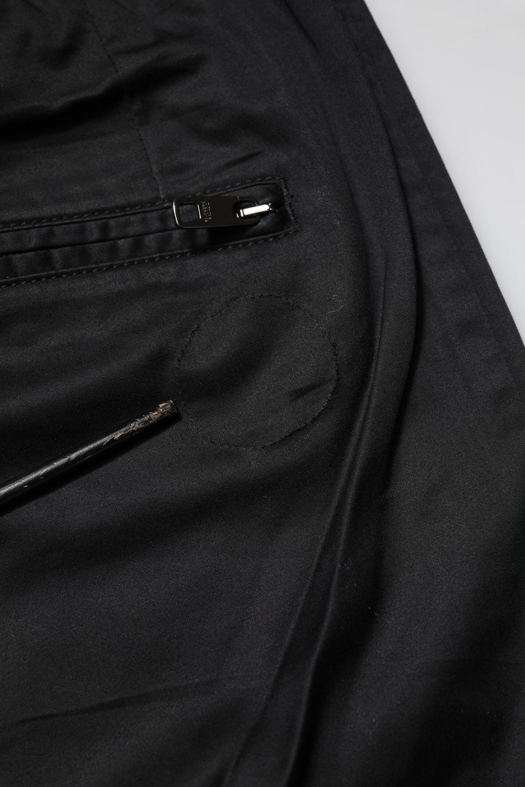 Pantalon jogger noir en coton Dolce & Gabbana à taille moyenne, style décontracté et ajusté, visible sur un fond neutre.