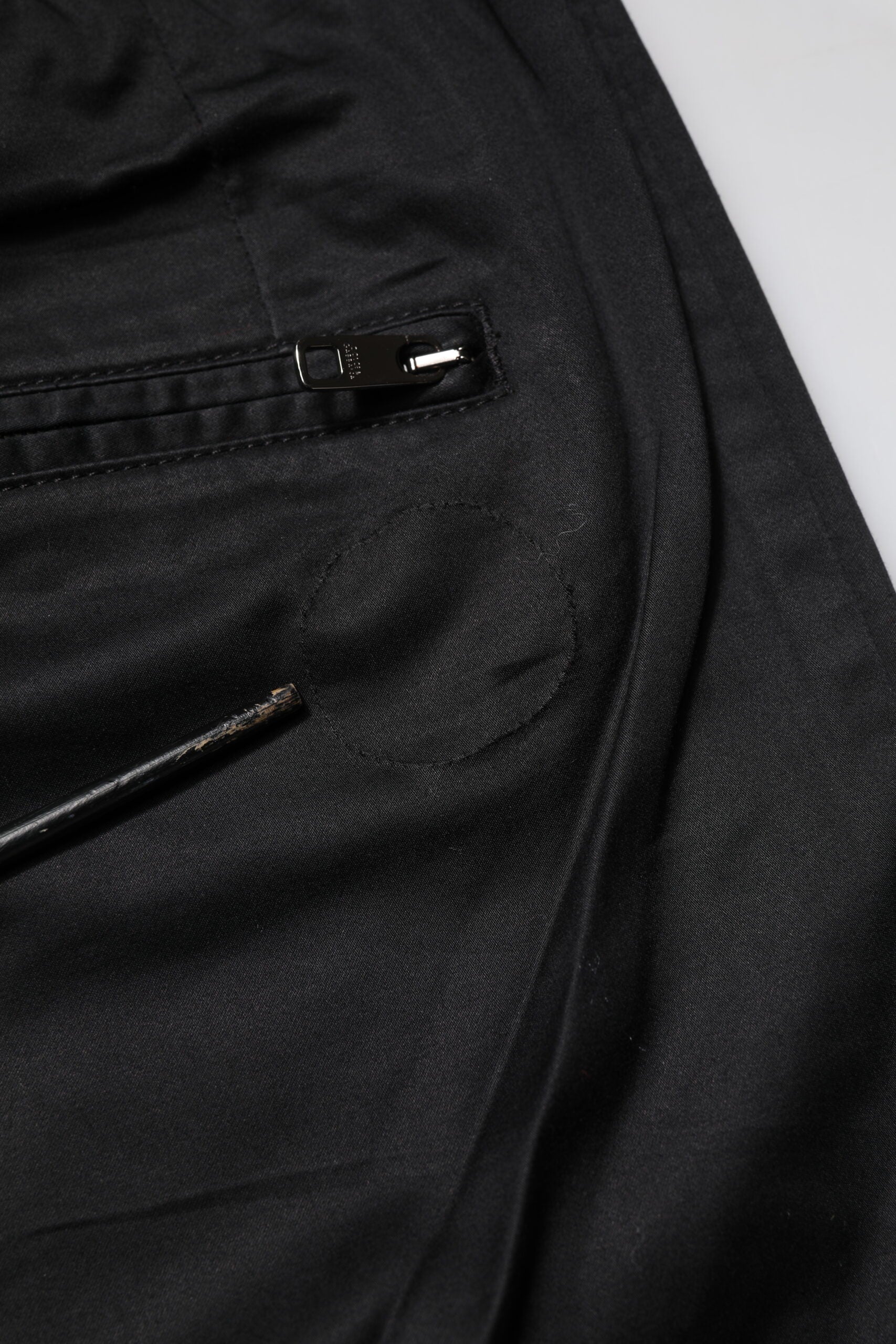 Pantalon jogger noir en coton Dolce & Gabbana à taille moyenne, style décontracté et ajusté, visible sur un fond neutre.