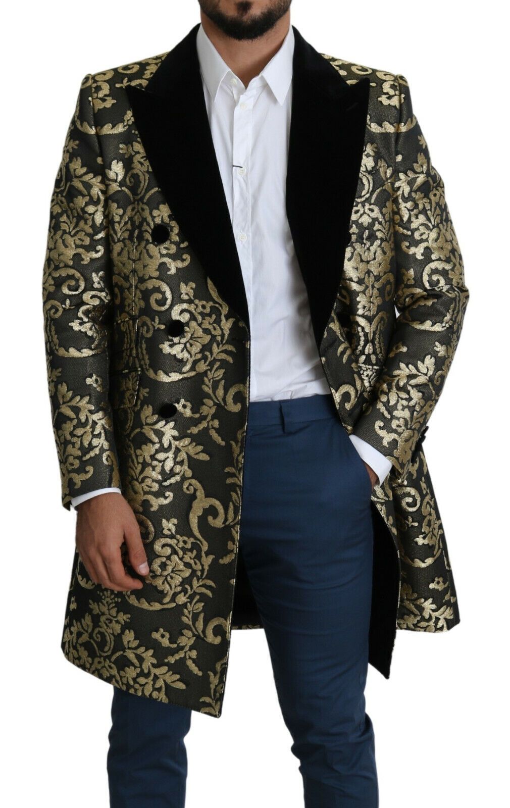 Manteau long Dolce & Gabbana en jacquard noir et or, style Sicilia, porté sur mannequin, détails élégants et tissu luxueux.