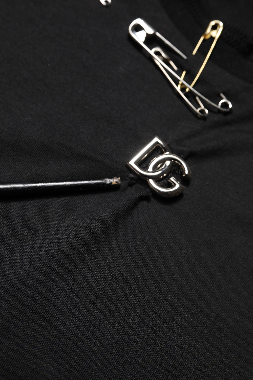 T-shirt noir Dolce & Gabbana avec logo ornemental à manches courtes et détails élégants, vue de face.