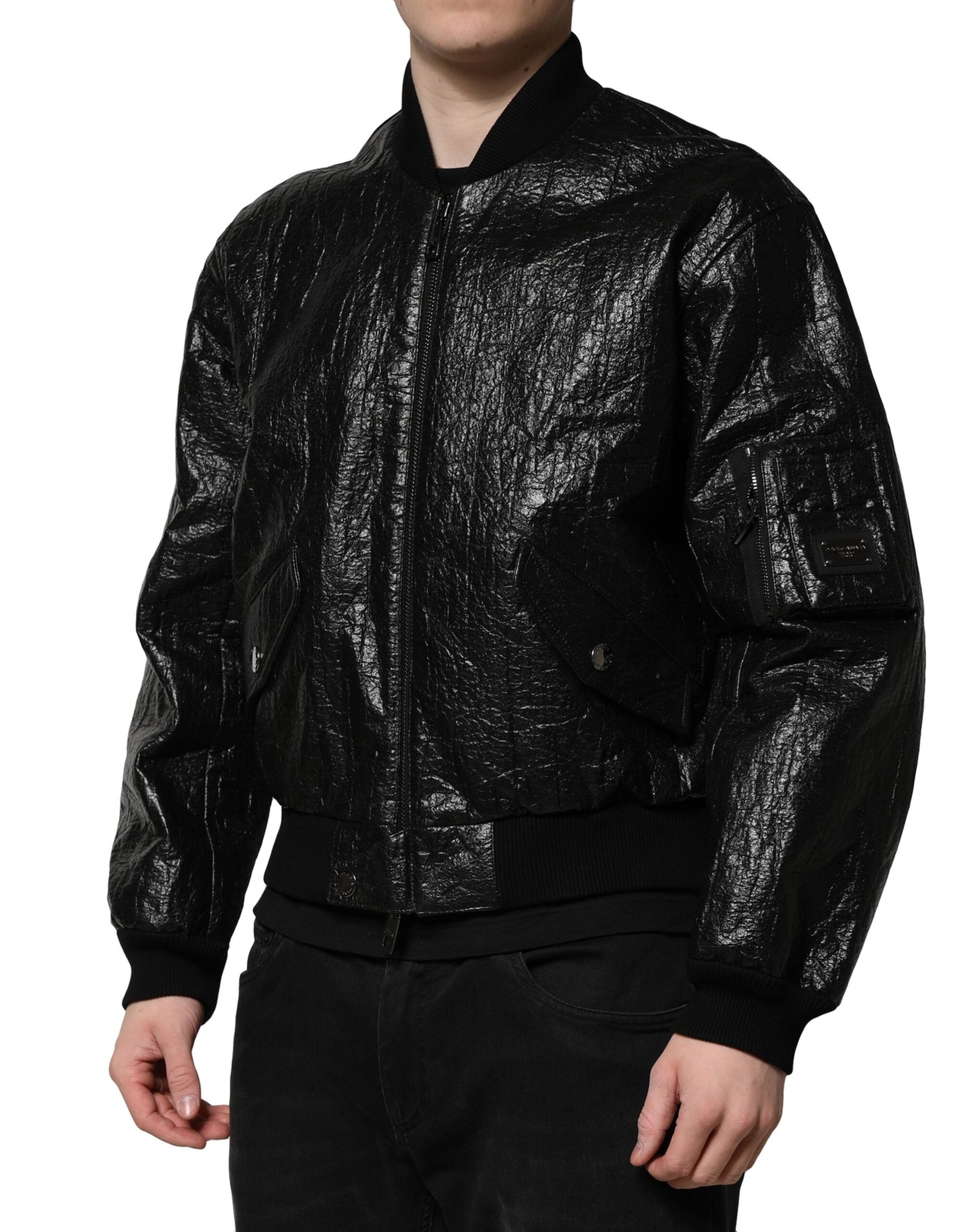 Veste bomber noire Dolce & Gabbana avec plaque logo, entièrement zippée, en tissu élégant et tendance.