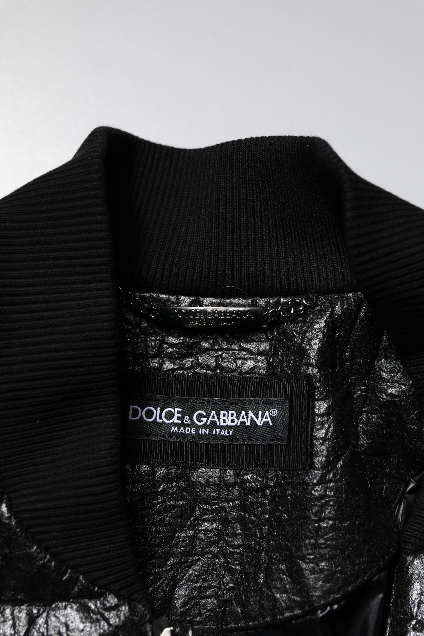 Veste bomber noire Dolce & Gabbana avec plaque logo, fermeture éclair complète, style tendance et moderne.