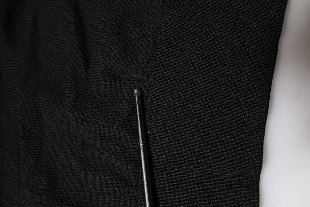 Pull à manches longues noir Dolce & Gabbana avec col rond, en tissu doux et élégant, porté sur un mannequin.
