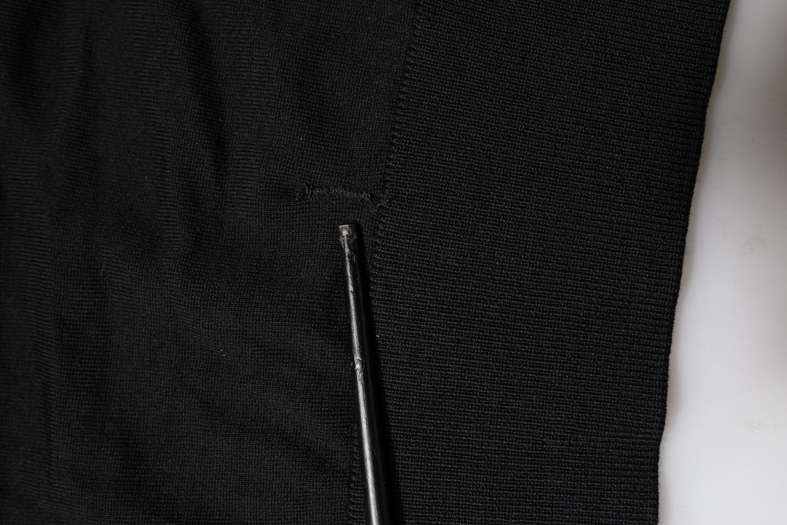 Pull à manches longues noir Dolce & Gabbana avec col rond, en tissu doux et élégant, porté sur un mannequin.