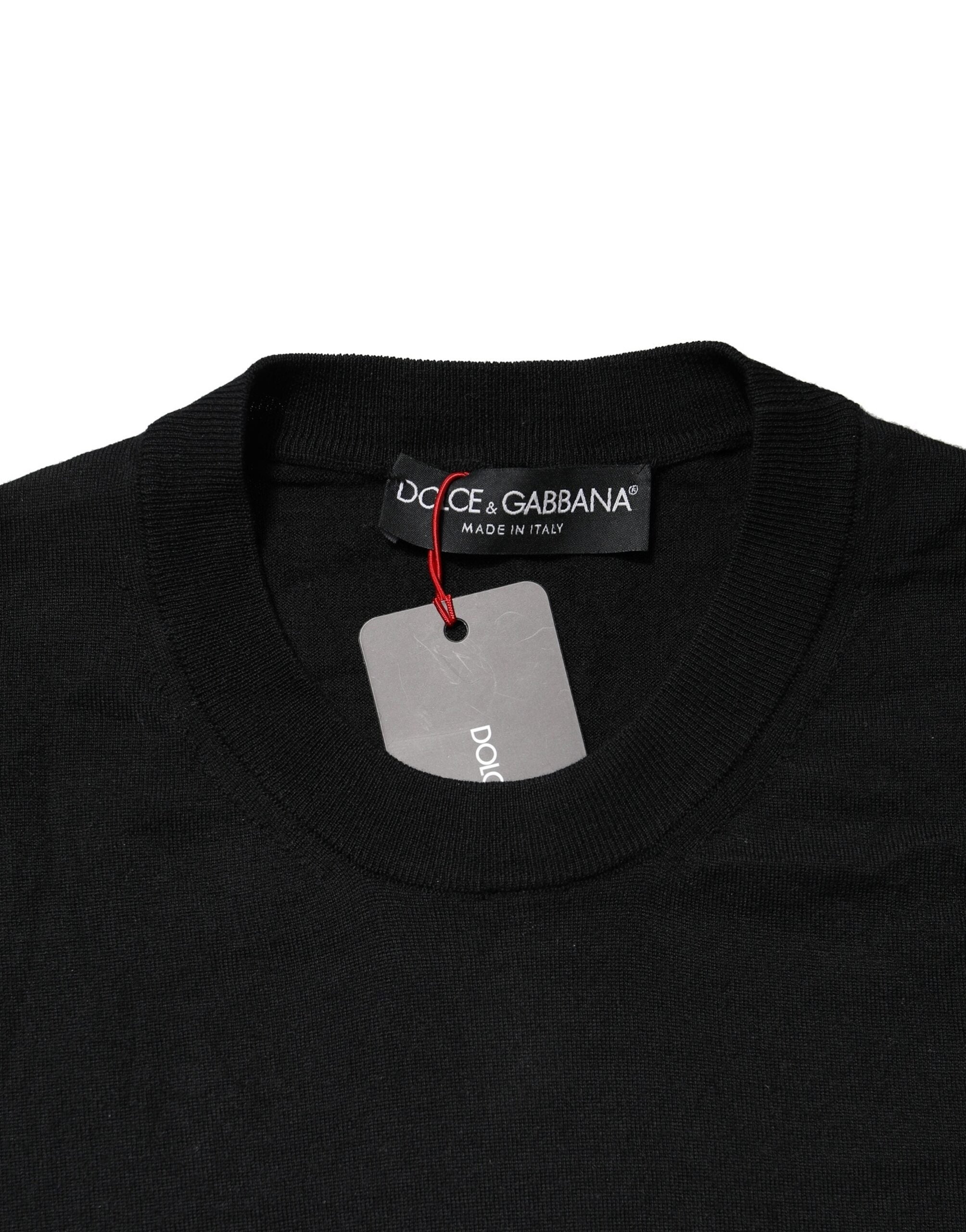 Pull noir à manches longues Dolce & Gabbana avec col ras du cou, en tissu doux, porté sur un mannequin.