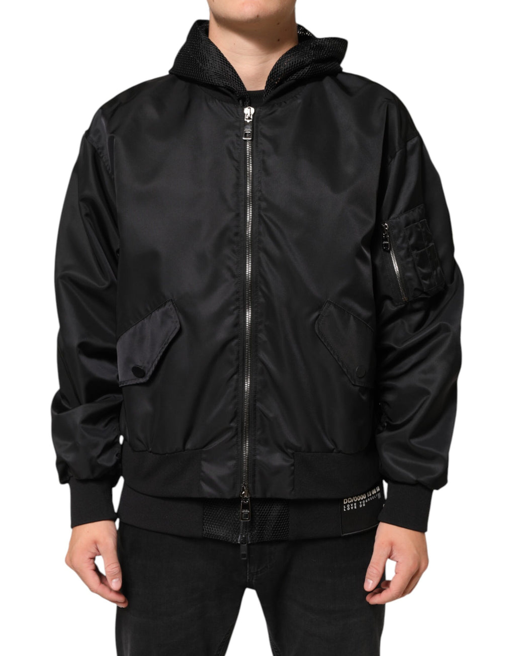 Veste bomber noire Dolce & Gabbana en nylon avec capuche et fermeture éclair complète pour homme, vue de face.