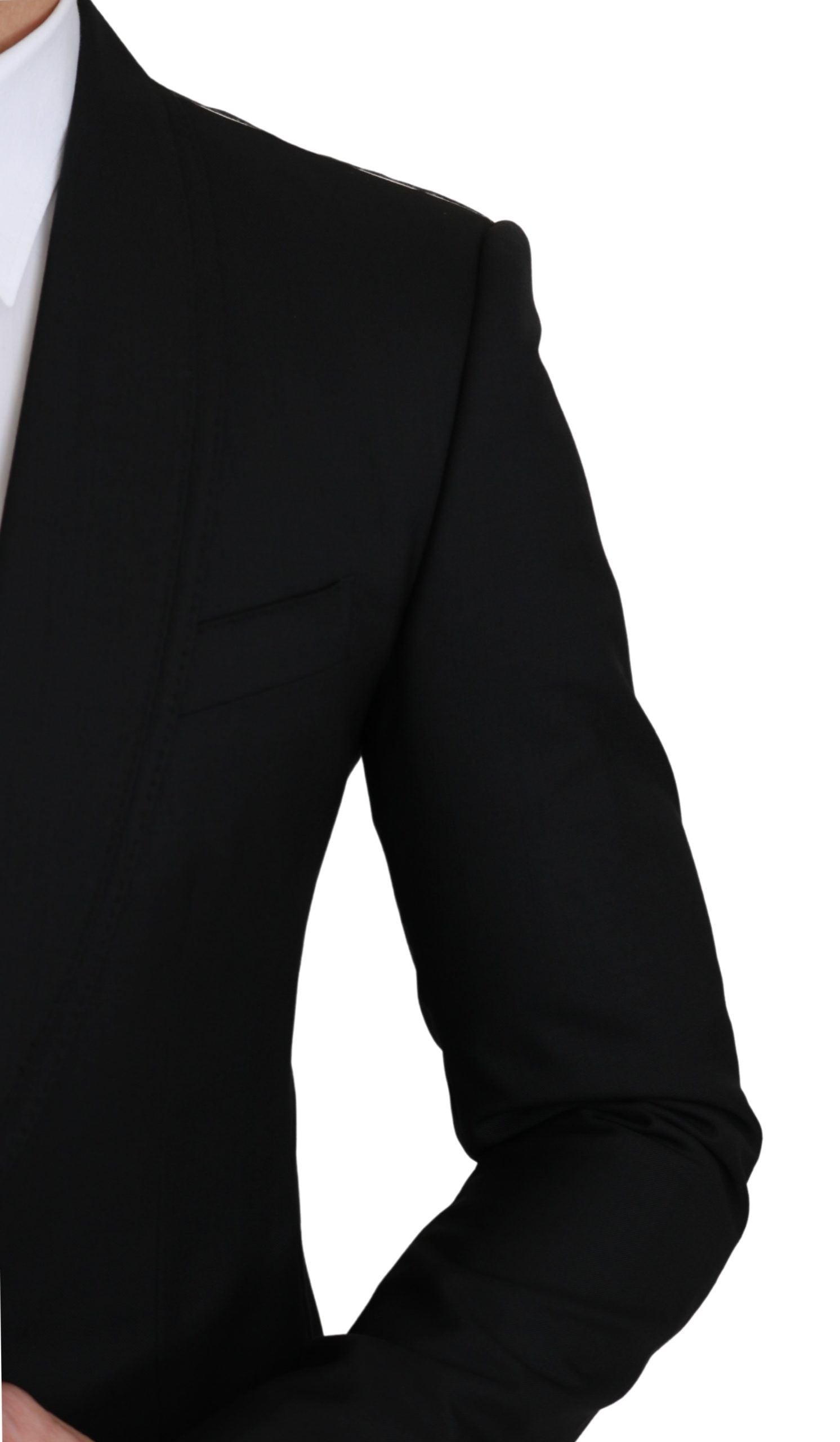 Blazer noir en laine à col cranté, coupe simple, de la marque Dolce & Gabbana, porté sur un mannequin.