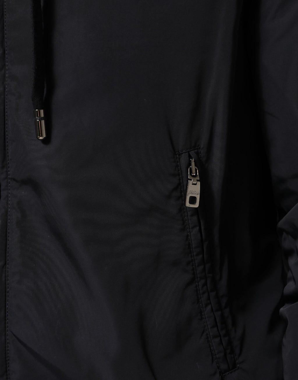 Veste bomber Dolce & Gabbana à capuche avec zip, bande logo bleue et style moderne.