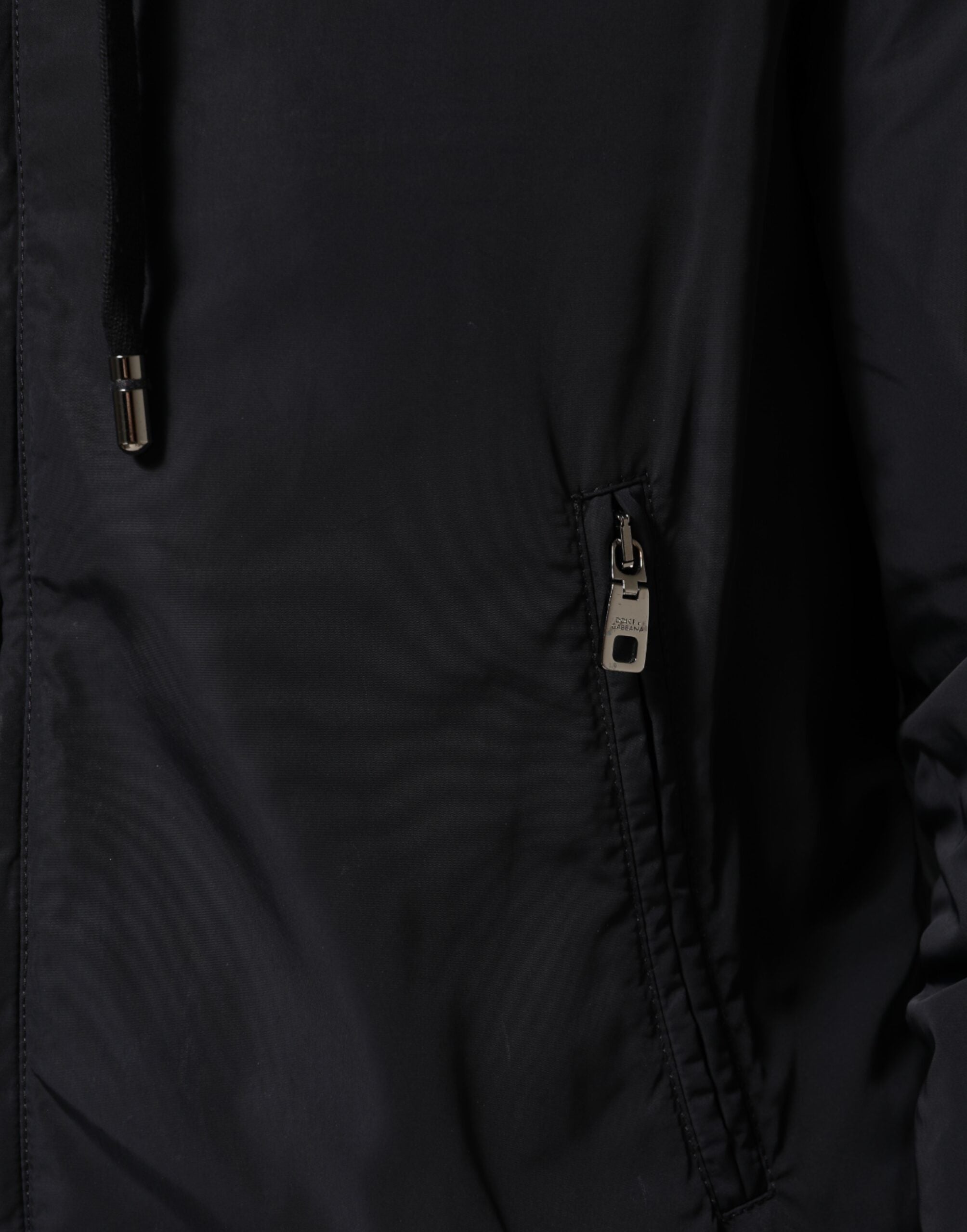 Veste bomber Dolce & Gabbana à capuche avec zip, bande logo bleue et style moderne.