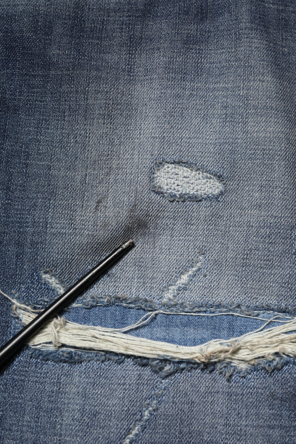 Jeans homme en coton délavé et déchiré de Dolce & Gabbana, style usé et tendance, en bleu.