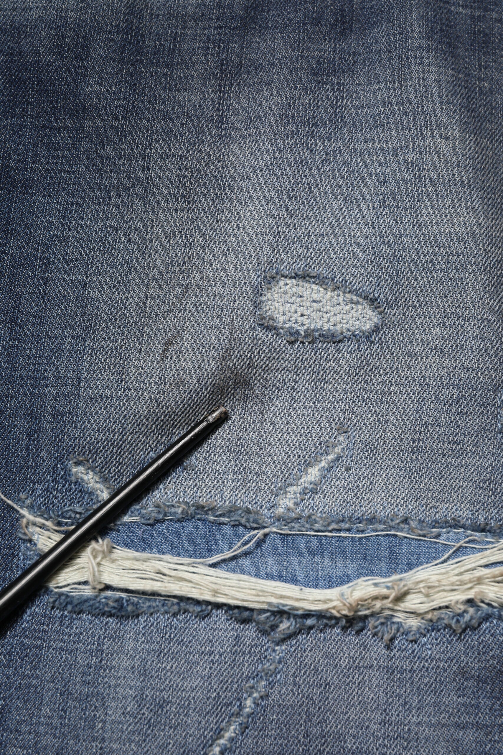 Jeans homme en coton délavé et déchiré de Dolce & Gabbana, style usé et tendance, en bleu.