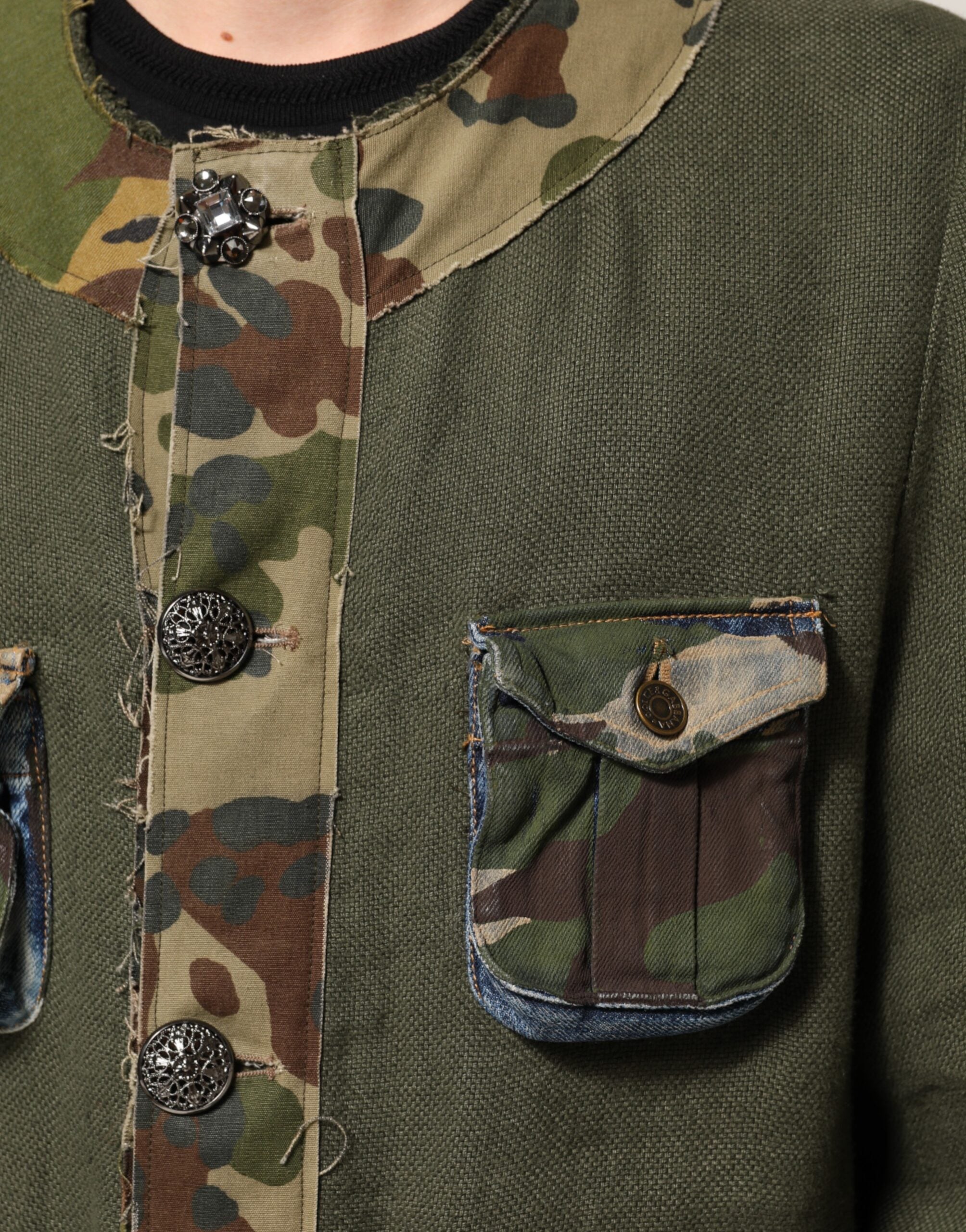 Veste en lin camouflage marron Dolce & Gabbana à boutons, mode décontractée et élégante, visible en gros plan dans l'image.