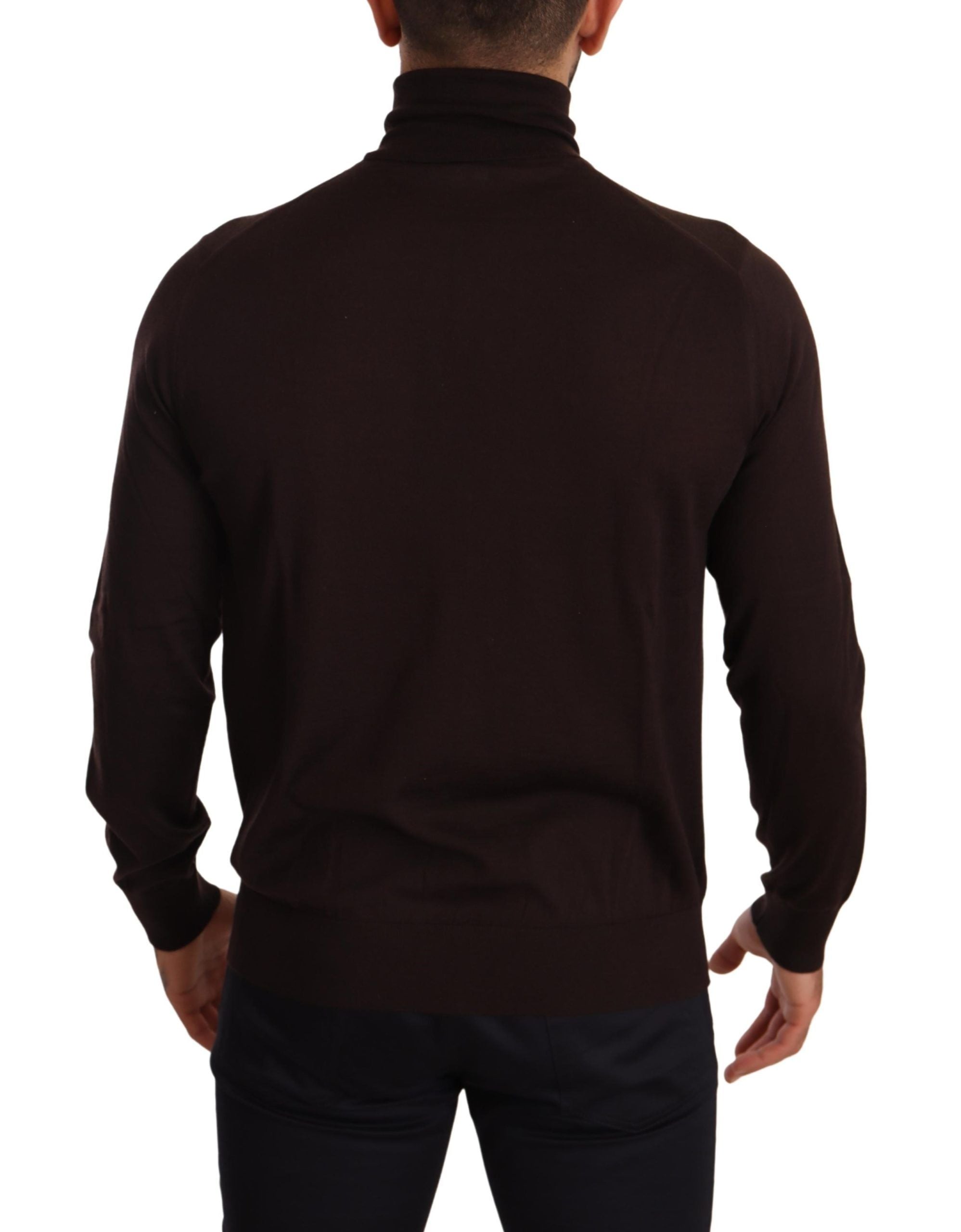 Pull en cachemire marron Dolce & Gabbana à col roulé, detail élégant et texture douce visible sur le pull.