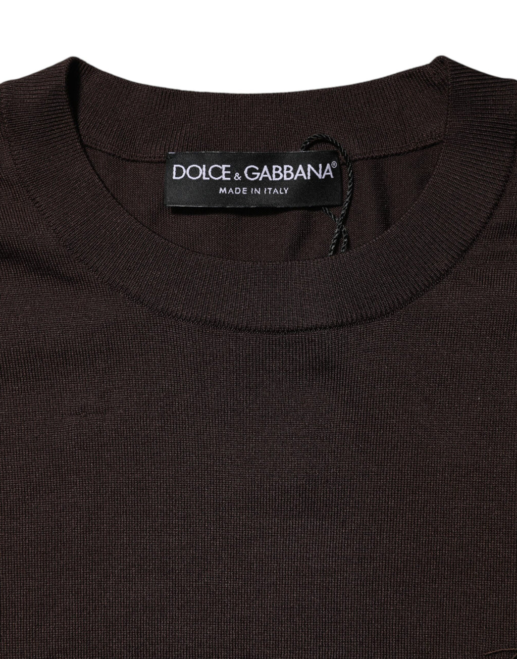 T-shirt courte en soie marron Dolce & Gabbana avec col rond et manches courtes, image montrant le tissu et la coupe.