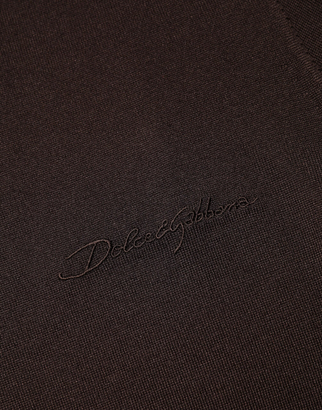 T-shirt en soie marron à col rond à manches courtes de Dolce & Gabbana, vue de face.