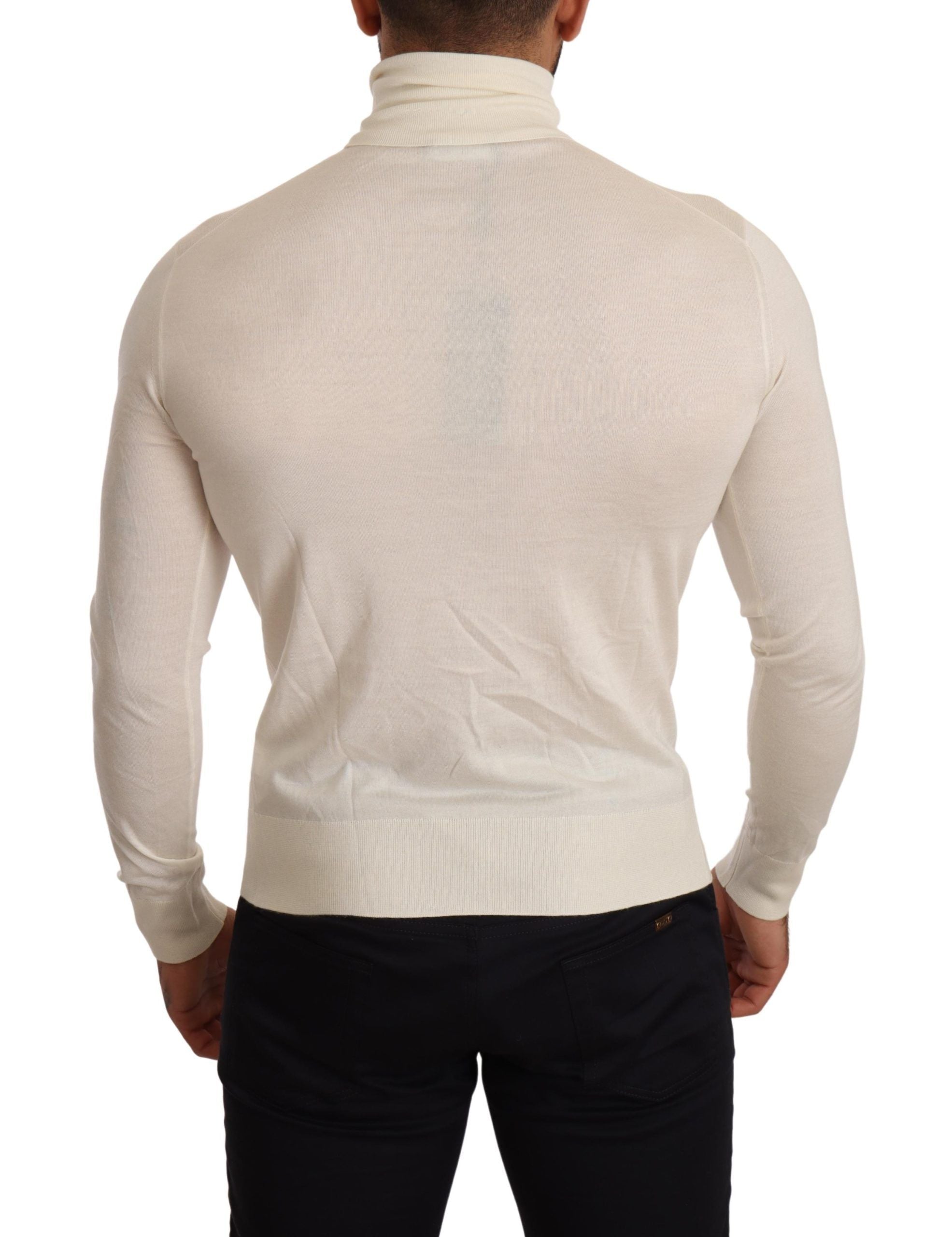 Pull en cachemire crème Dolce & Gabbana à col roulé, doux et élégant, visible avec détails du tissu et coupe ajustée.