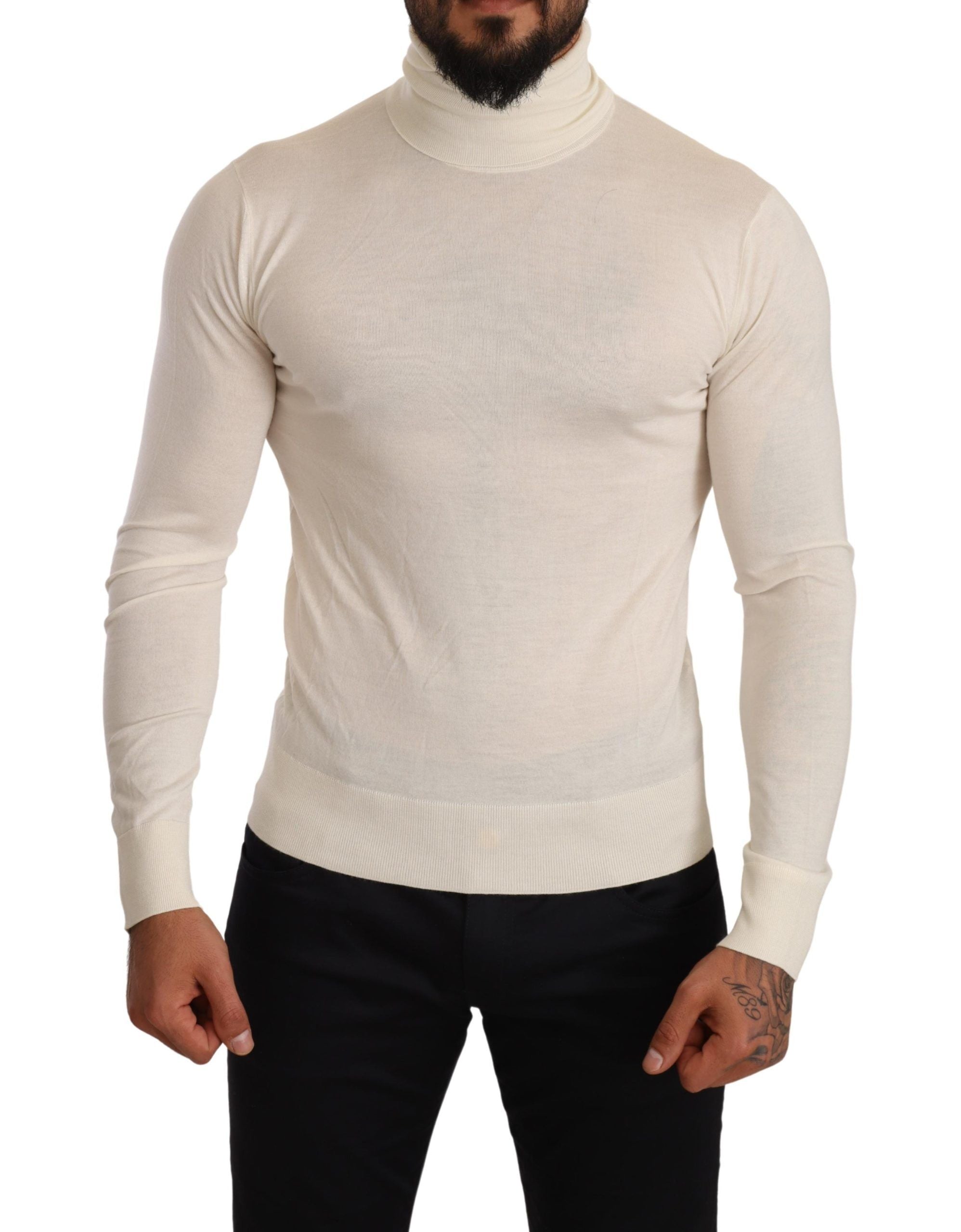 Pull en cachemire crème Dolce & Gabbana avec col roulé, douceur et élégance visibles sur l'image.