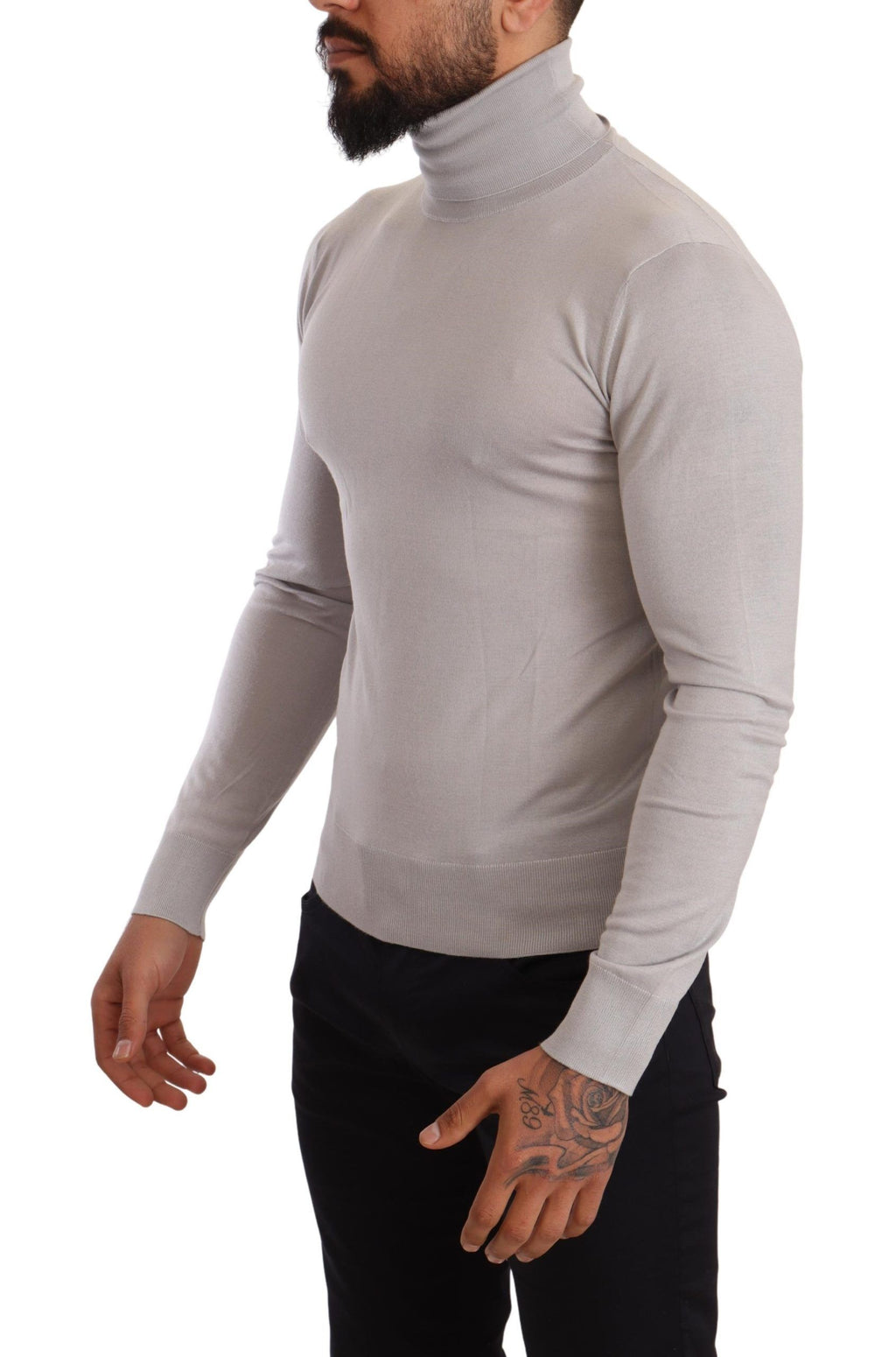 Pull en cachemire gris Dolce & Gabbana à col roulé, doux et élégant, porté sur un modèle.