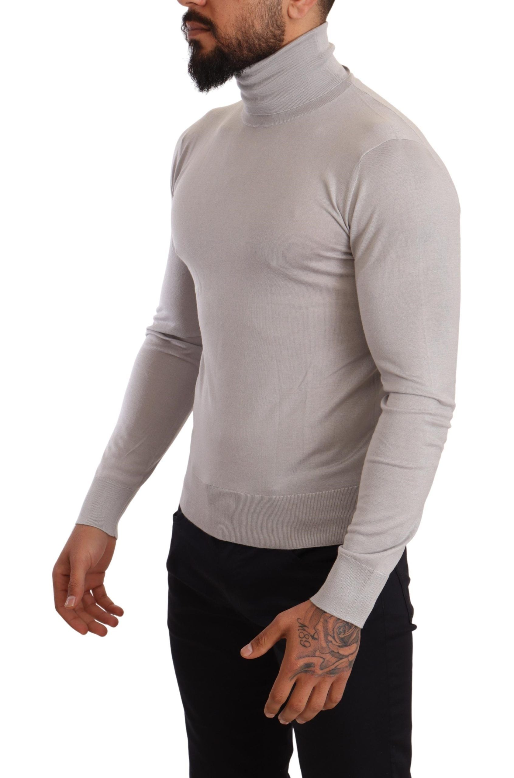 Pull en cachemire gris Dolce & Gabbana à col roulé, doux et élégant, porté sur un modèle.