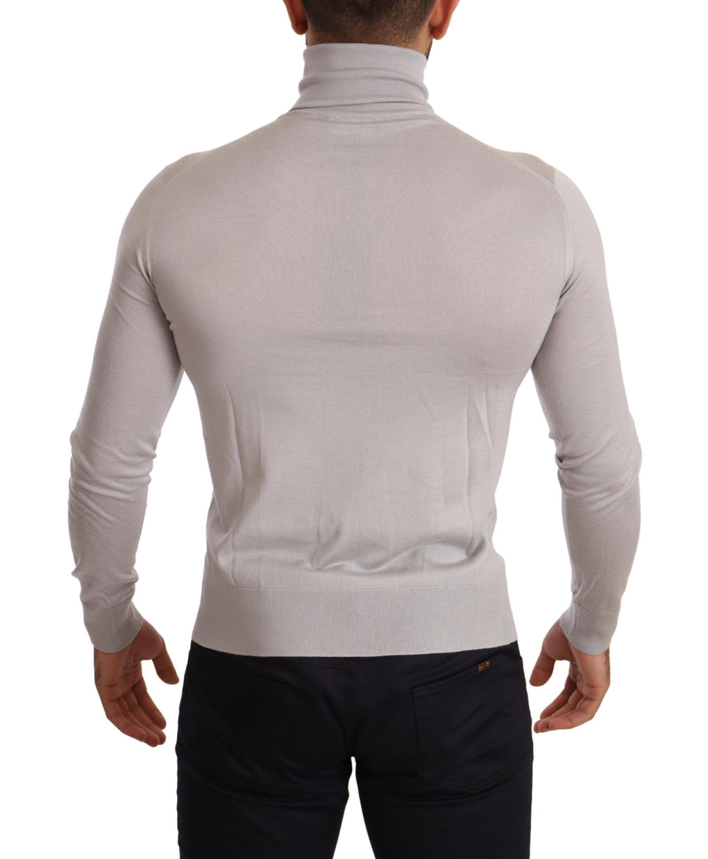 Pull en cachemire gris Dolce & Gabbana à col roulé, texture douce et élégante, porté sur un mannequin.