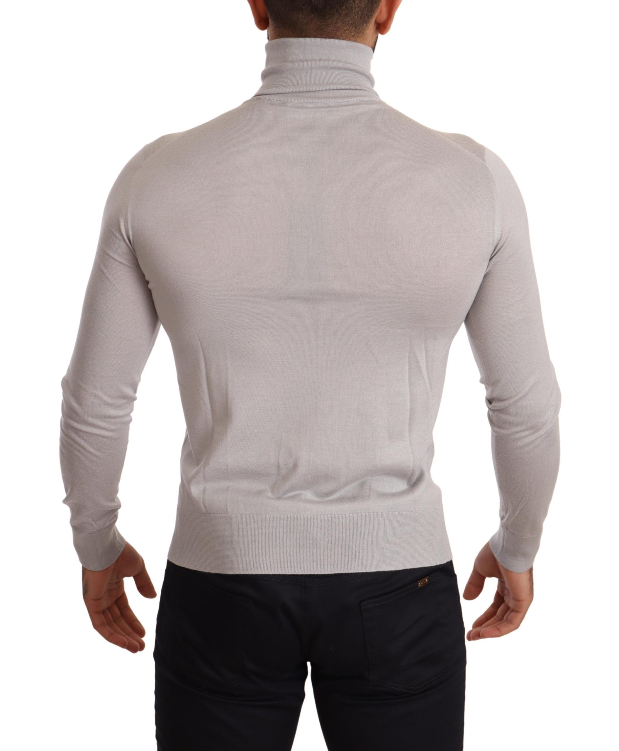 Pull en cachemire gris Dolce & Gabbana à col roulé, texture douce et élégante, porté sur un mannequin.