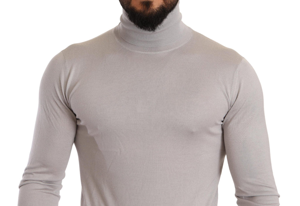 Pull en cachemire gris Dolce & Gabbana avec col roulé, doux et élégant, porté sur un mannequin.