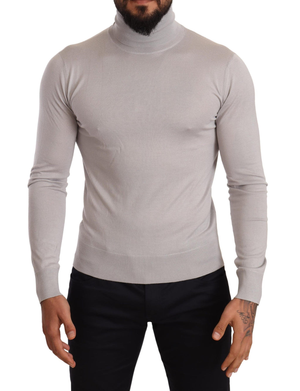 Pull en cachemire gris Dolce & Gabbana, chandail à col roulé élégant et doux, porté sur un mannequin.
