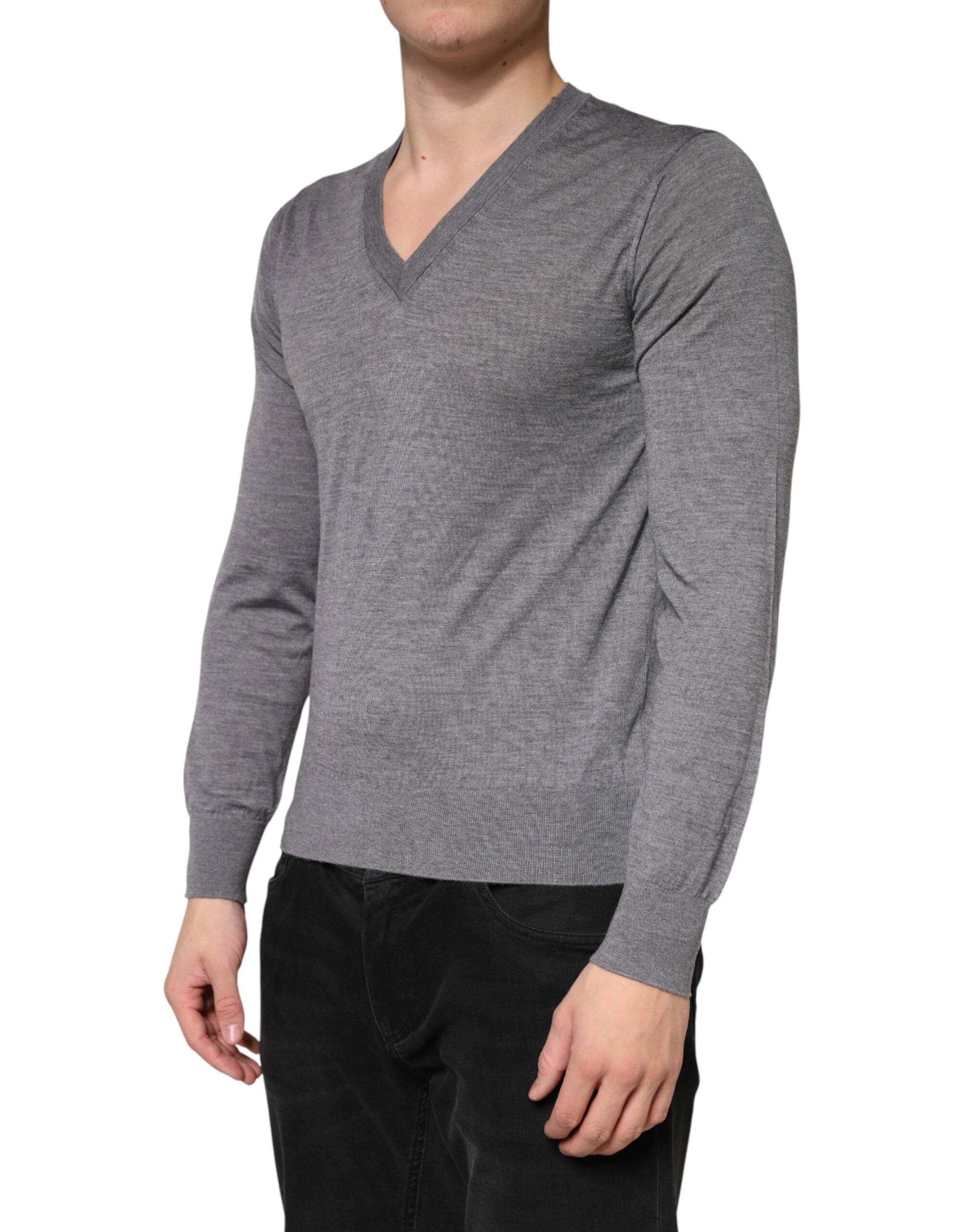 Pull homme en cachemire gris Dolce & Gabbana avec col en V, doux et élégant, porté sur un mannequin.