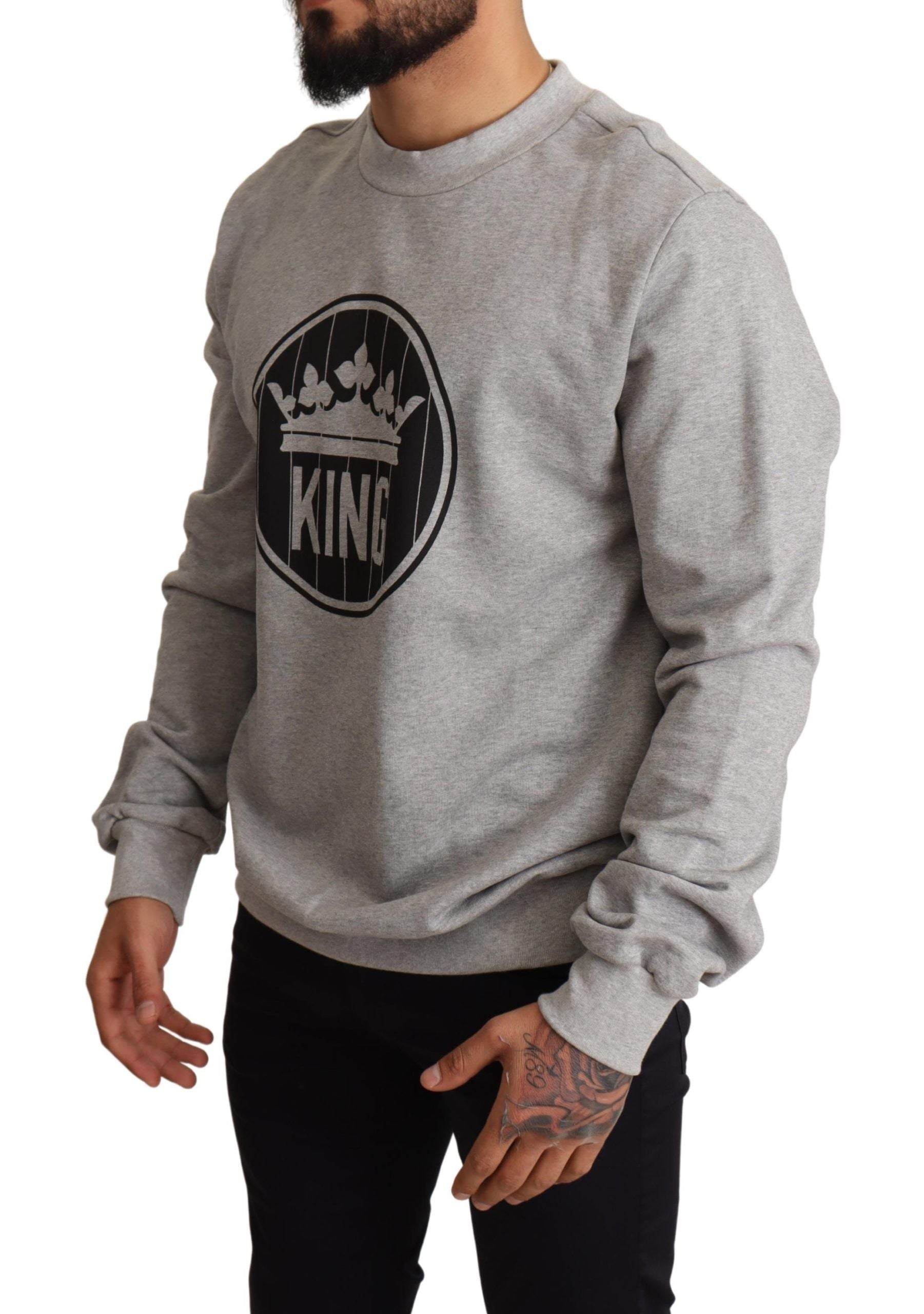 Pull en coton gris avec impression couronne King Dolce & Gabbana, détail de la texture et du motif sur le devant.