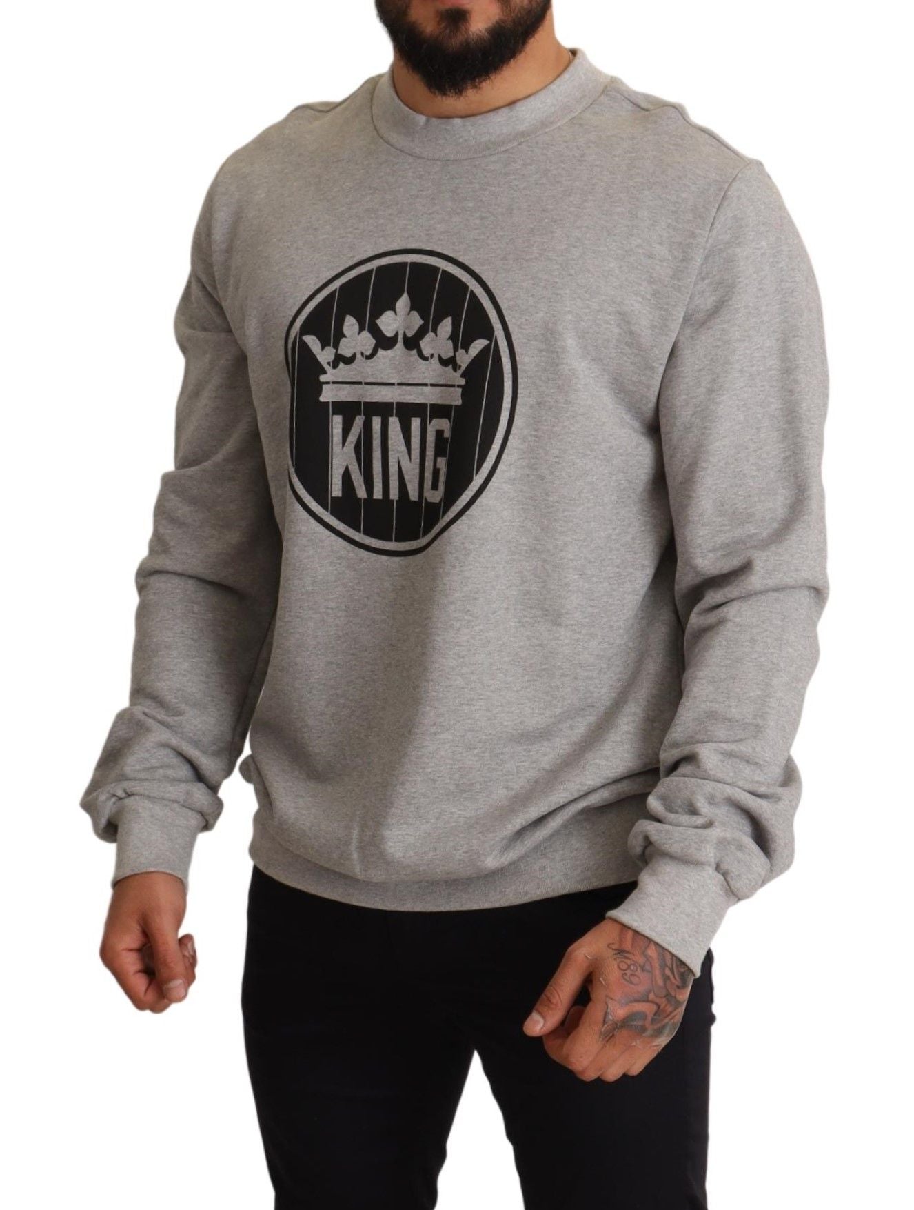 Pull en coton gris Dolce & Gabbana avec logo couronne King Print, détail en tissu doux et motif imprimé sur le devant.