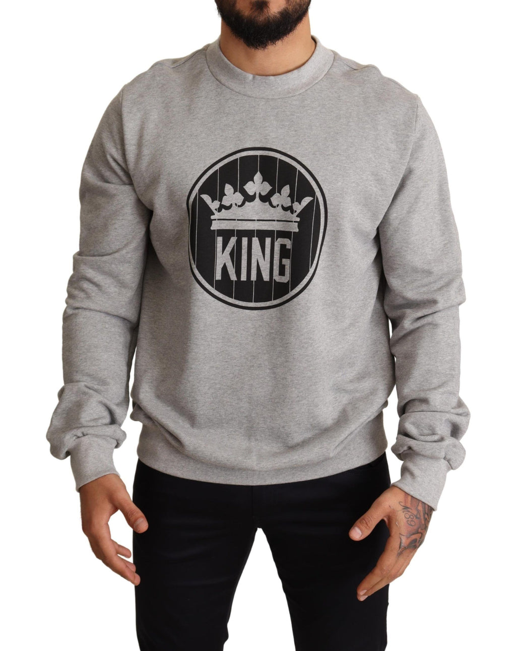 Pull en coton gris Dolce & Gabbana avec motif couronne de roi, détails visibles sur le devant du vêtement.
