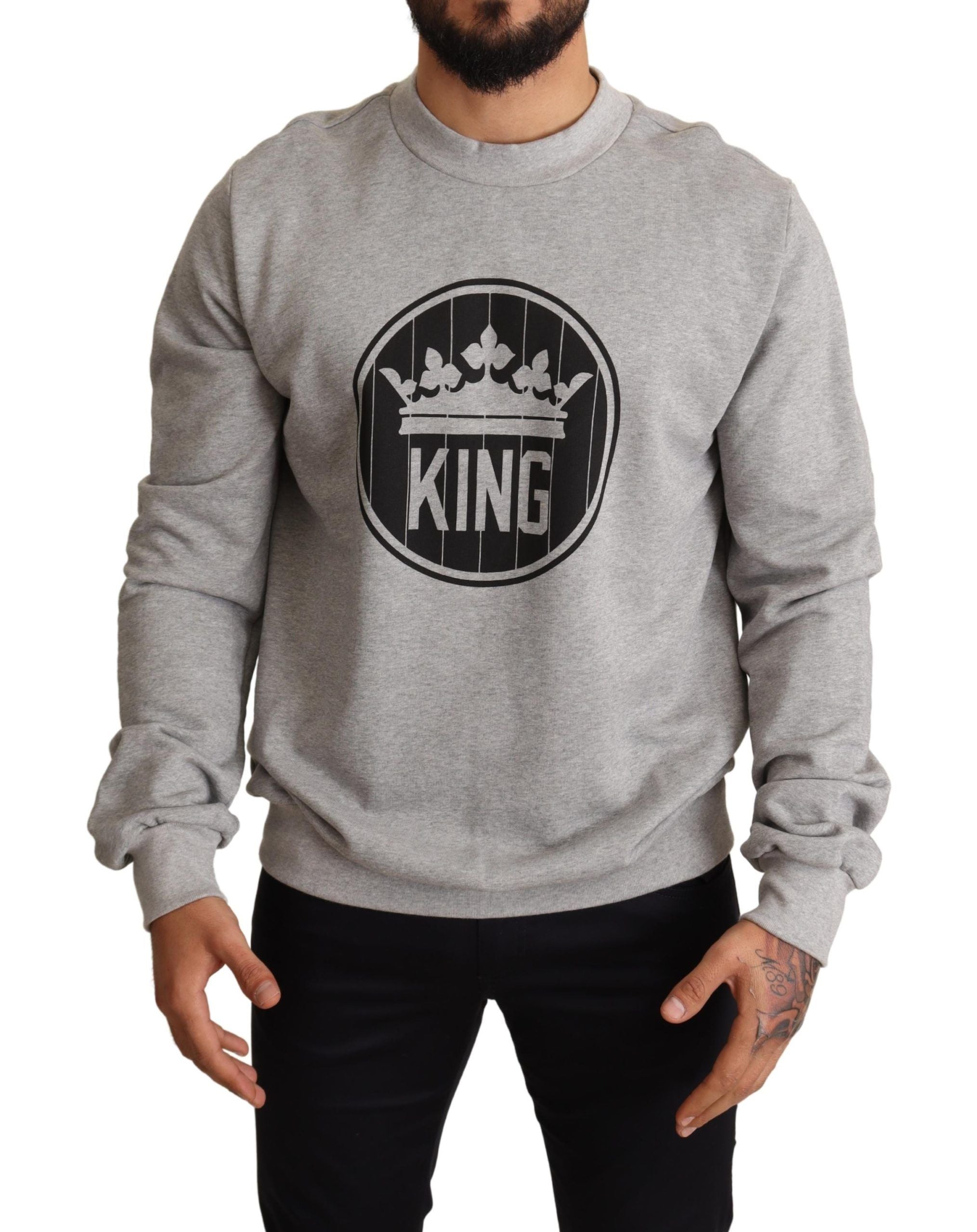 Pull en coton gris Dolce & Gabbana avec motif couronne de roi, détails visibles sur le devant du vêtement.