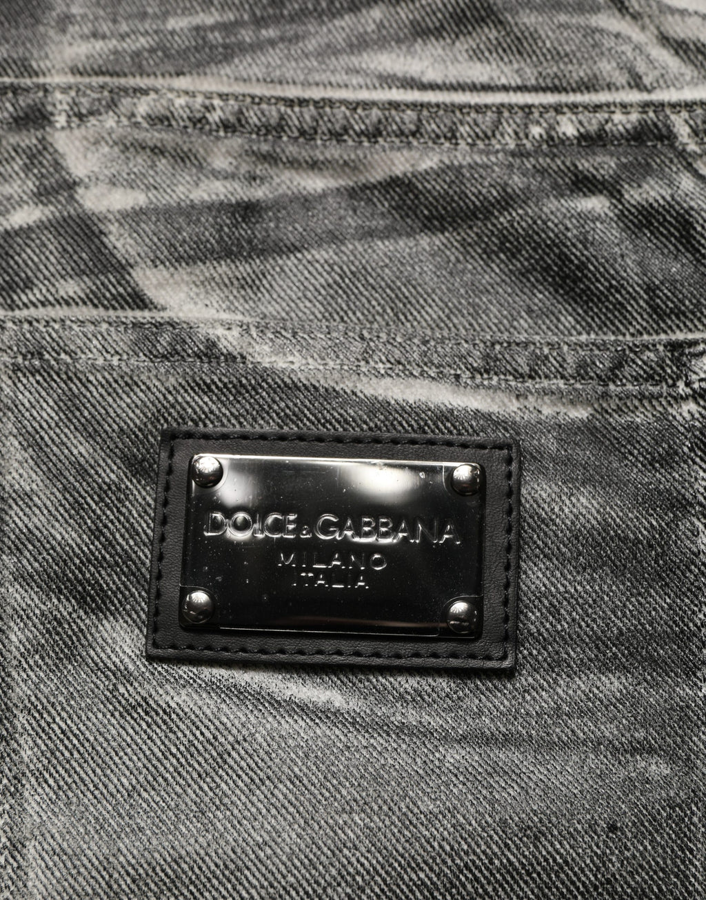 Jean droit gris délavé à taille moyenne Dolce & Gabbana, look décontracté avec détails en denim.