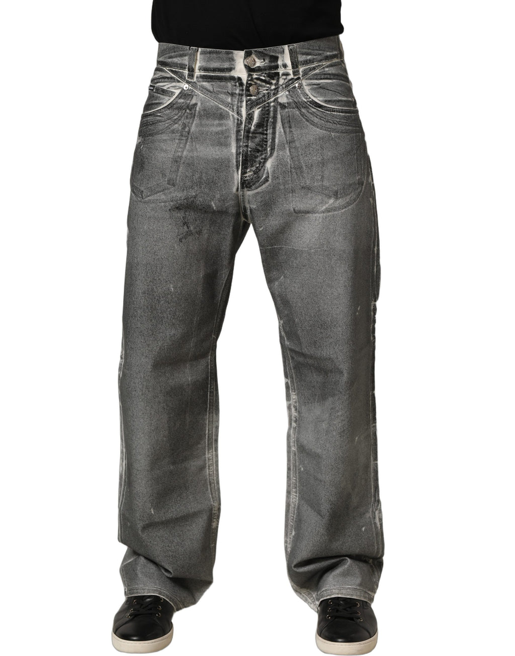 Jeans en denim gris lavé Dolce & Gabbana, coupe droite, taille mi-haute, visible sur cette image.