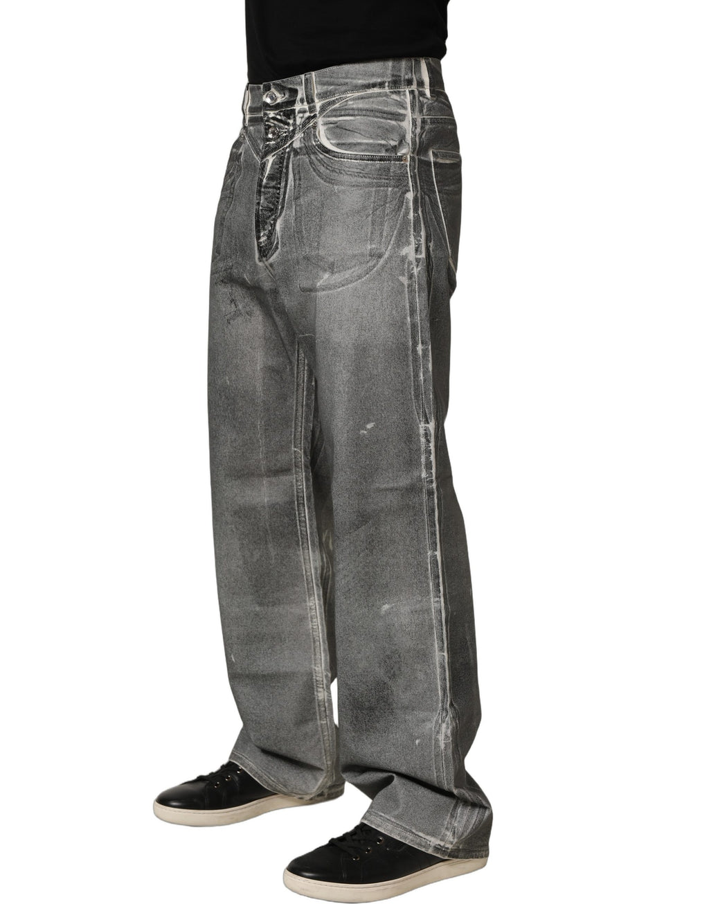 Jean en denim gris délavé Dolce & Gabbana, coupe droite, taille mi-haute, visible avec coutures et poches, style décontracté.