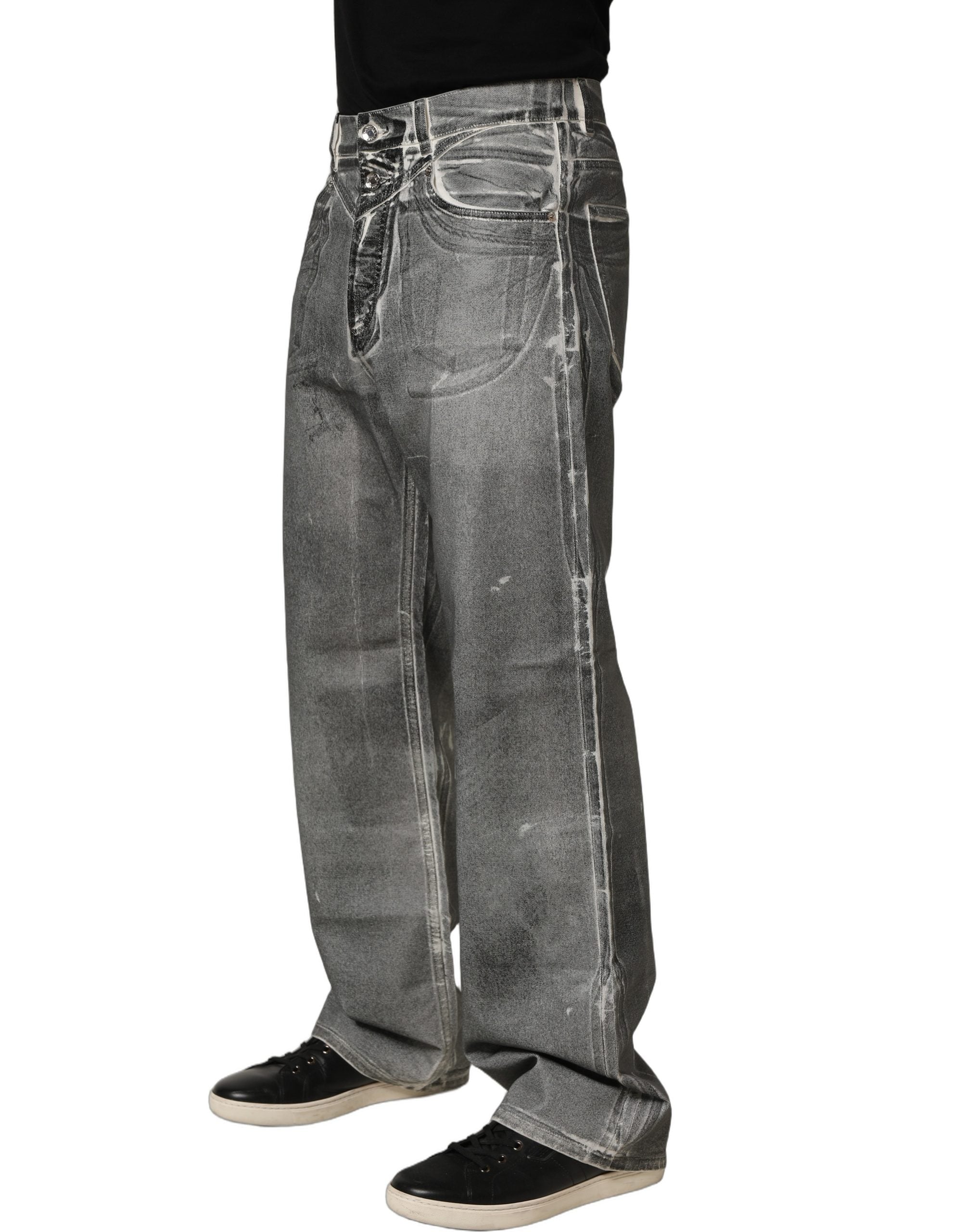 Jean en denim gris délavé Dolce & Gabbana, coupe droite, taille mi-haute, visible avec coutures et poches, style décontracté.