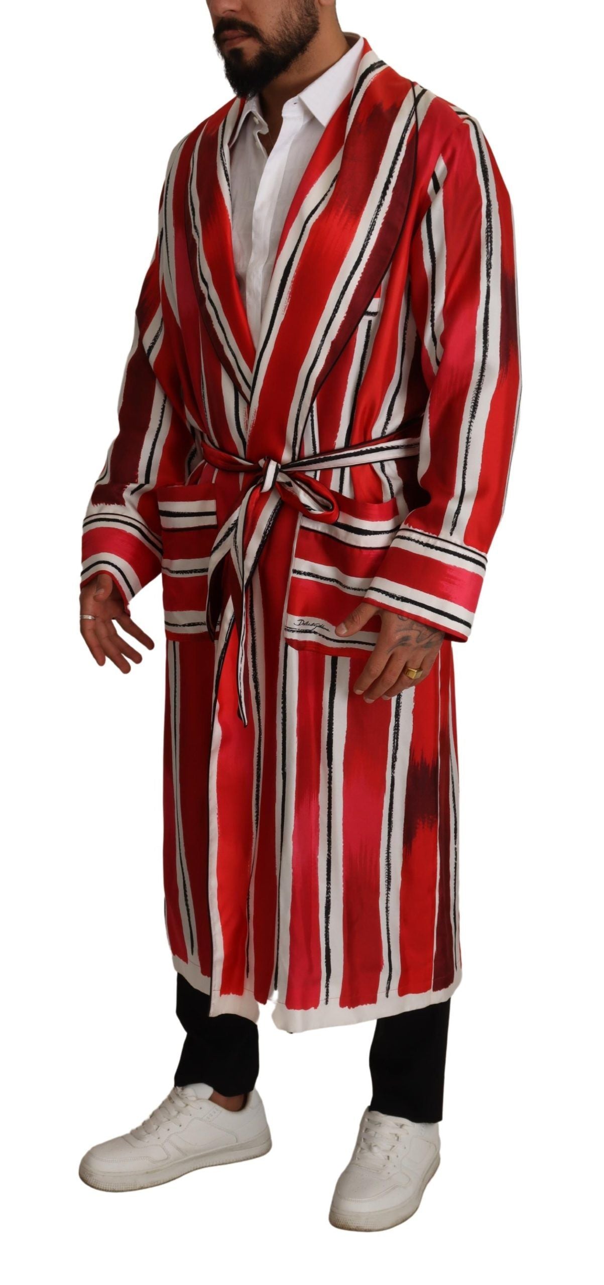 Robe de nuit en soie rouge et blanche à rayures pour homme de Dolce & Gabbana, vue de face sur mannequin.