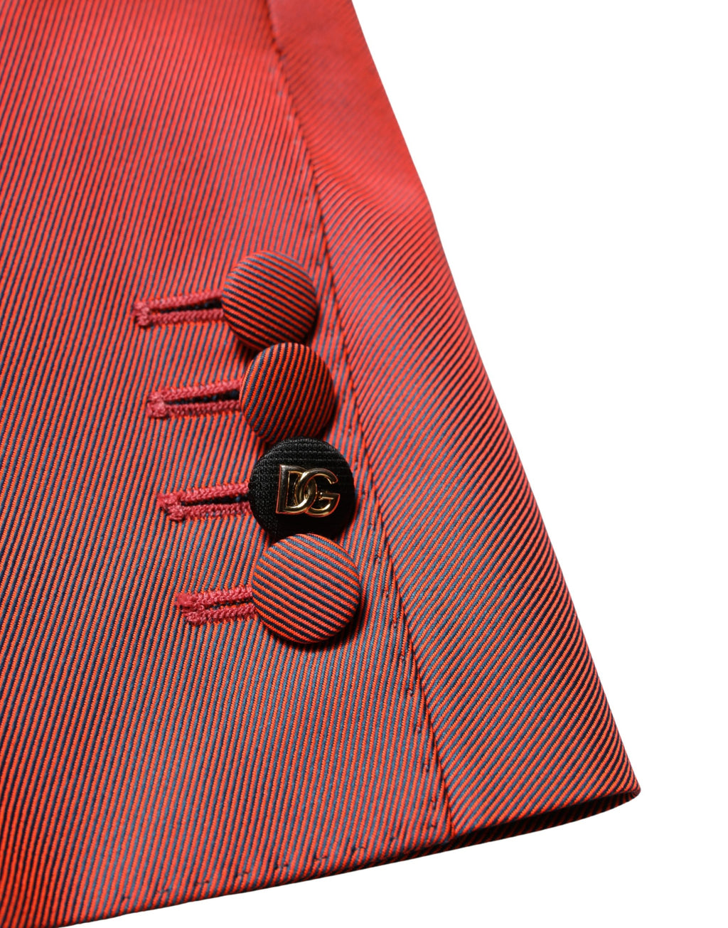 Blazer homme en laine rouge Dolce & Gabbana, coupe simple, col à revers, détails élégants, porté sur un mannequin.
