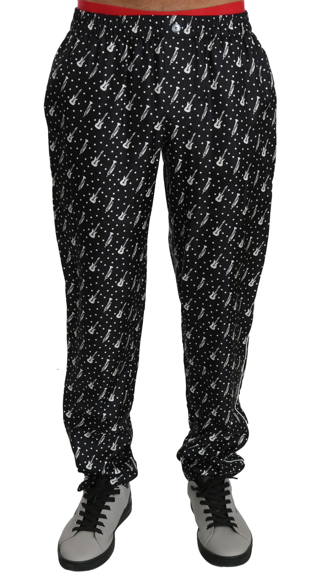 Pantalon musical en soie noir Dolce & Gabbana, pantalon ample avec détails élégants, porté sur un mannequin.