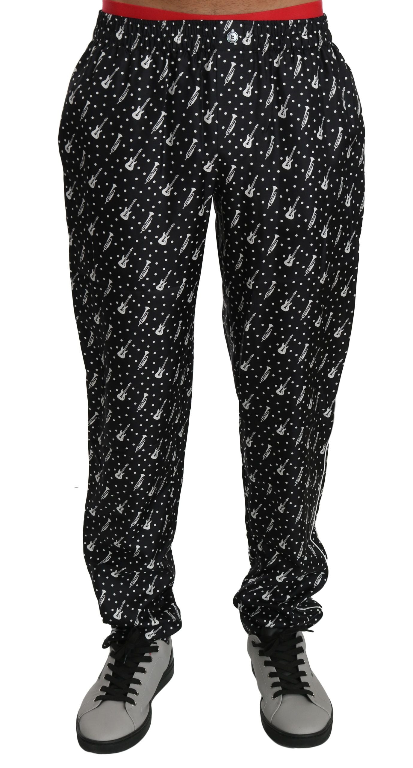 Pantalon musical en soie noir Dolce & Gabbana, pantalon ample avec détails élégants, porté sur un mannequin.