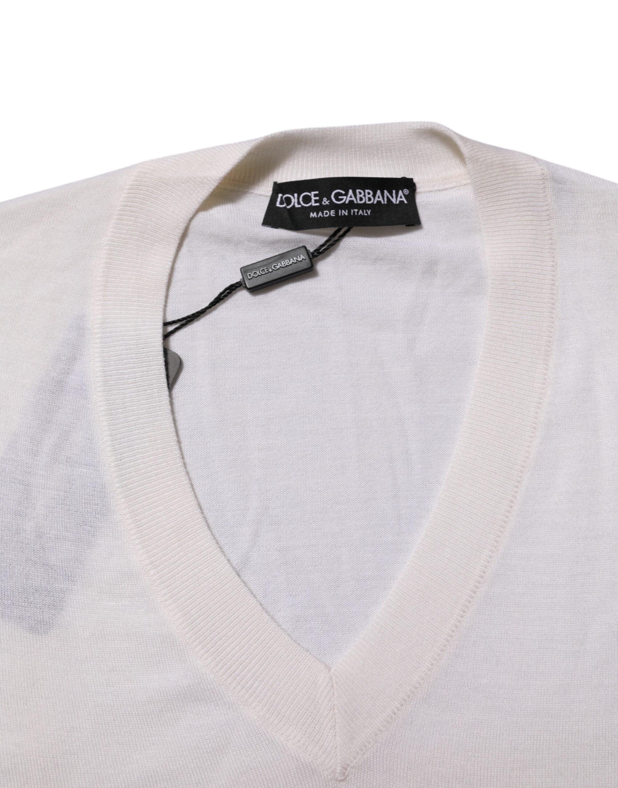 Pull en cachemire blanc Dolce & Gabbana avec logo, col en V et style élégant, visible en gros plan.