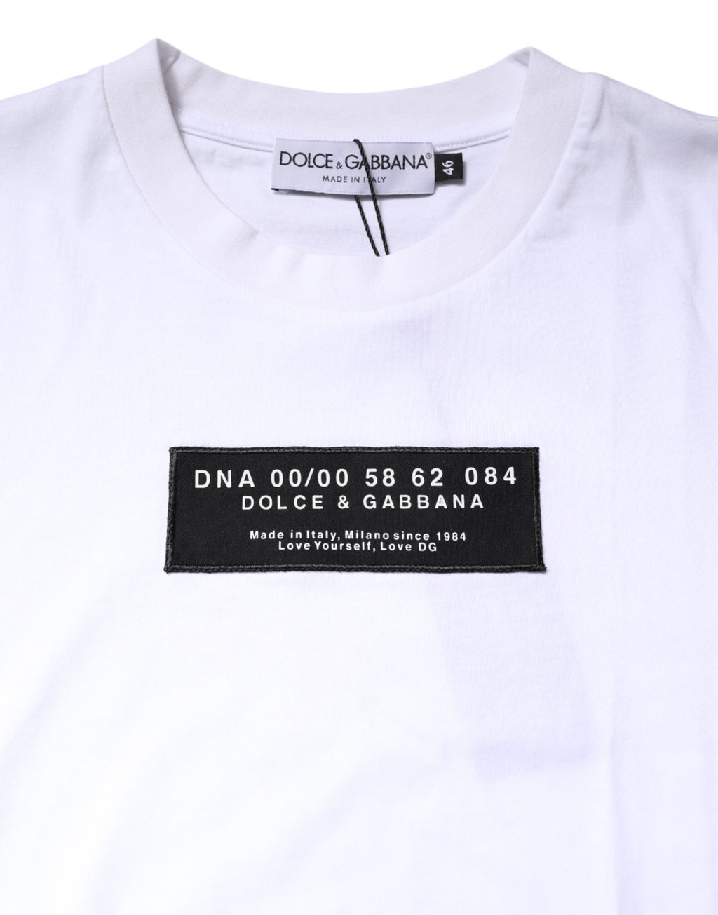 T-shirt blanc en coton Dolce & Gabbana avec logo patch sur le col ras du cou, vue de face.