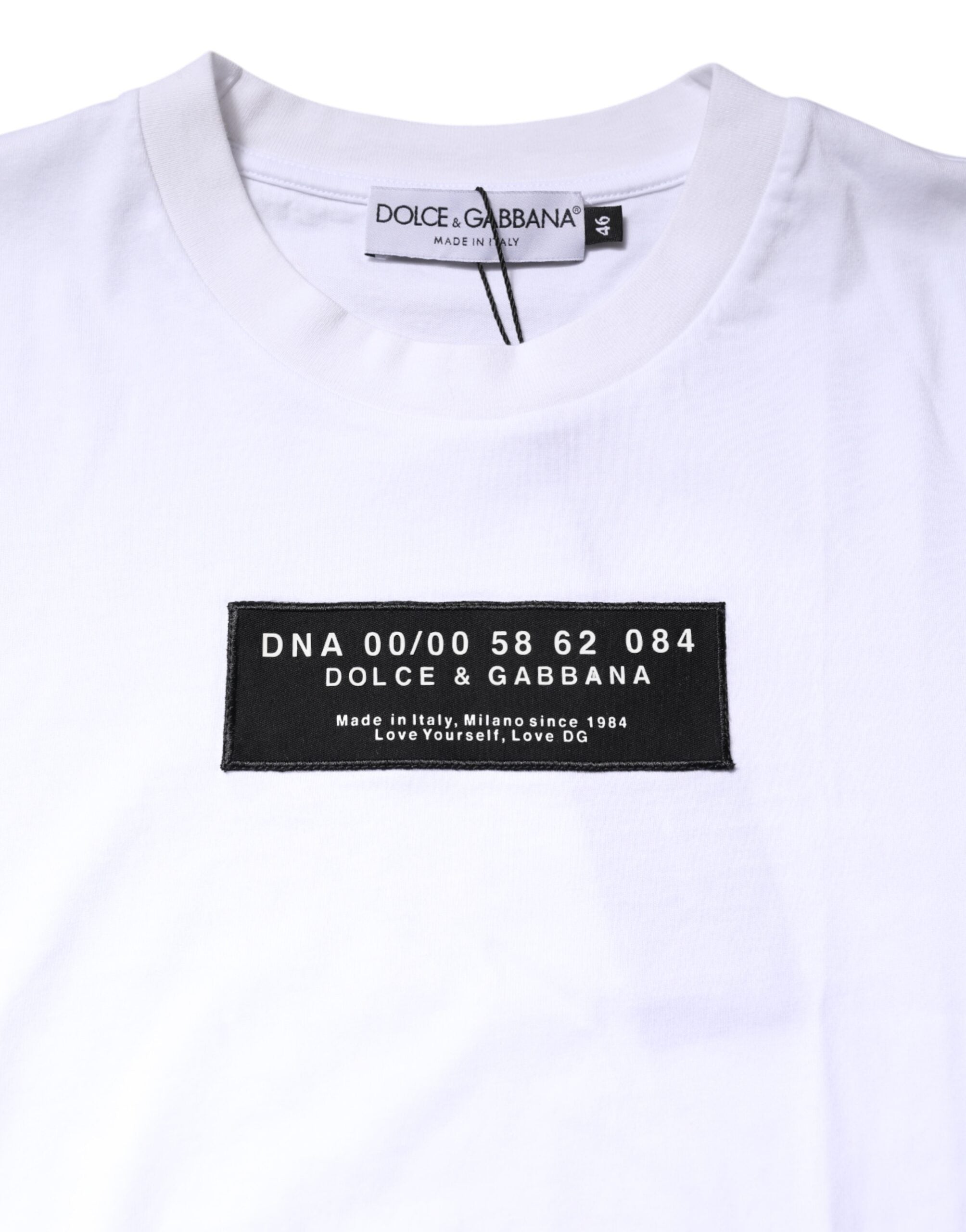 T-shirt blanc en coton Dolce & Gabbana avec logo patch sur le col ras du cou, vue de face.