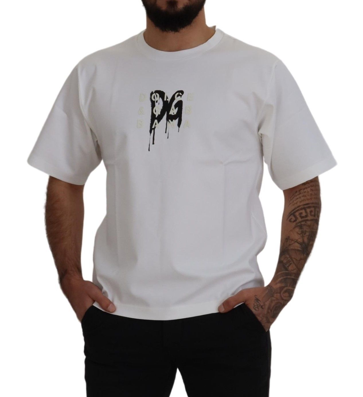 T-shirt blanc en coton Dolce & Gabbana avec logo imprimé, col rond et style casual, visible sur l'image.