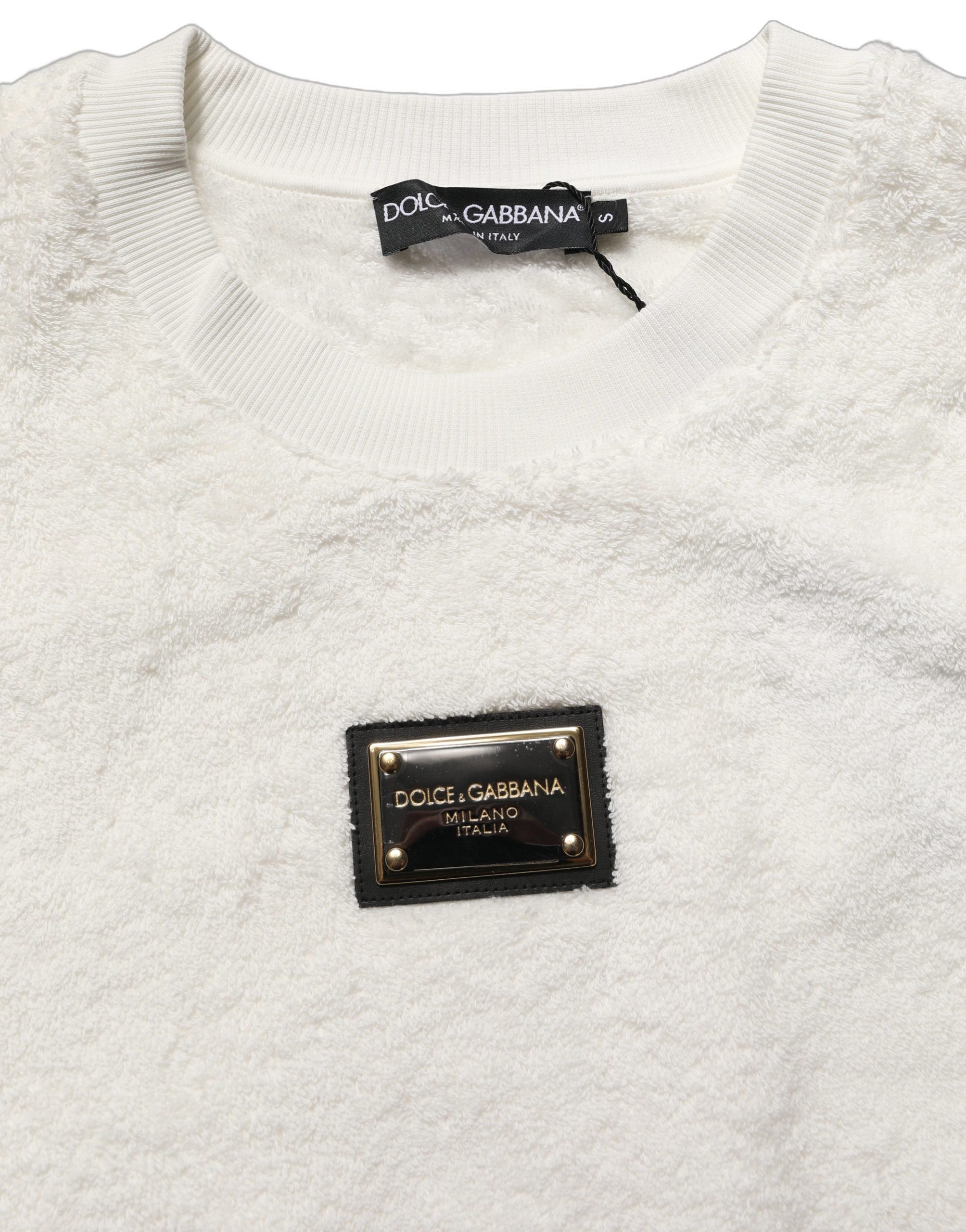 Sweat-shirt blanc Dolce & Gabbana avec logo en plaque, col rond et style décontracté, porté ou posé sur un fond neutre.