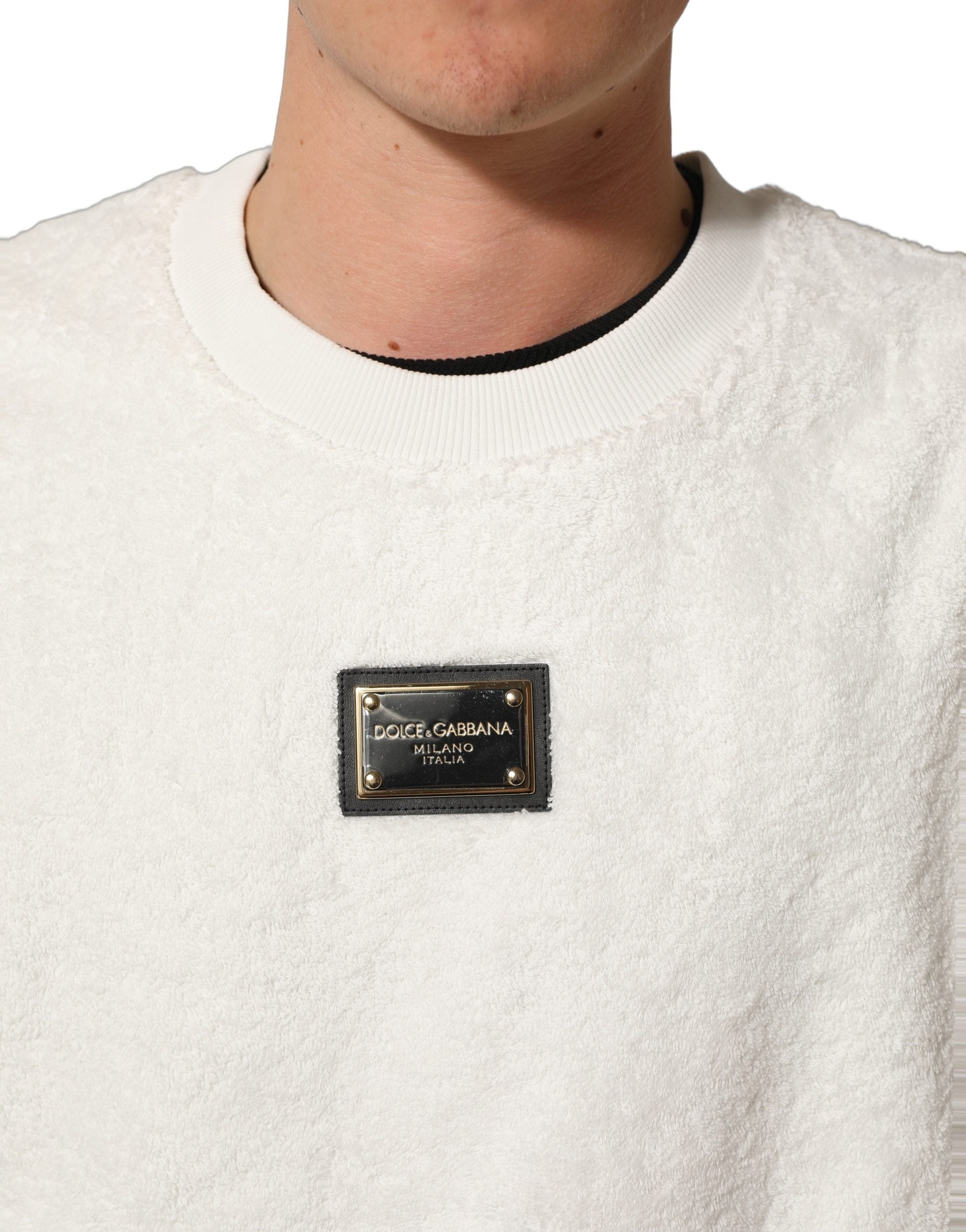 Sweat-shirt blanc Dolce & Gabbana à logo plaque, col rond, en coton, porté sur mannequin.